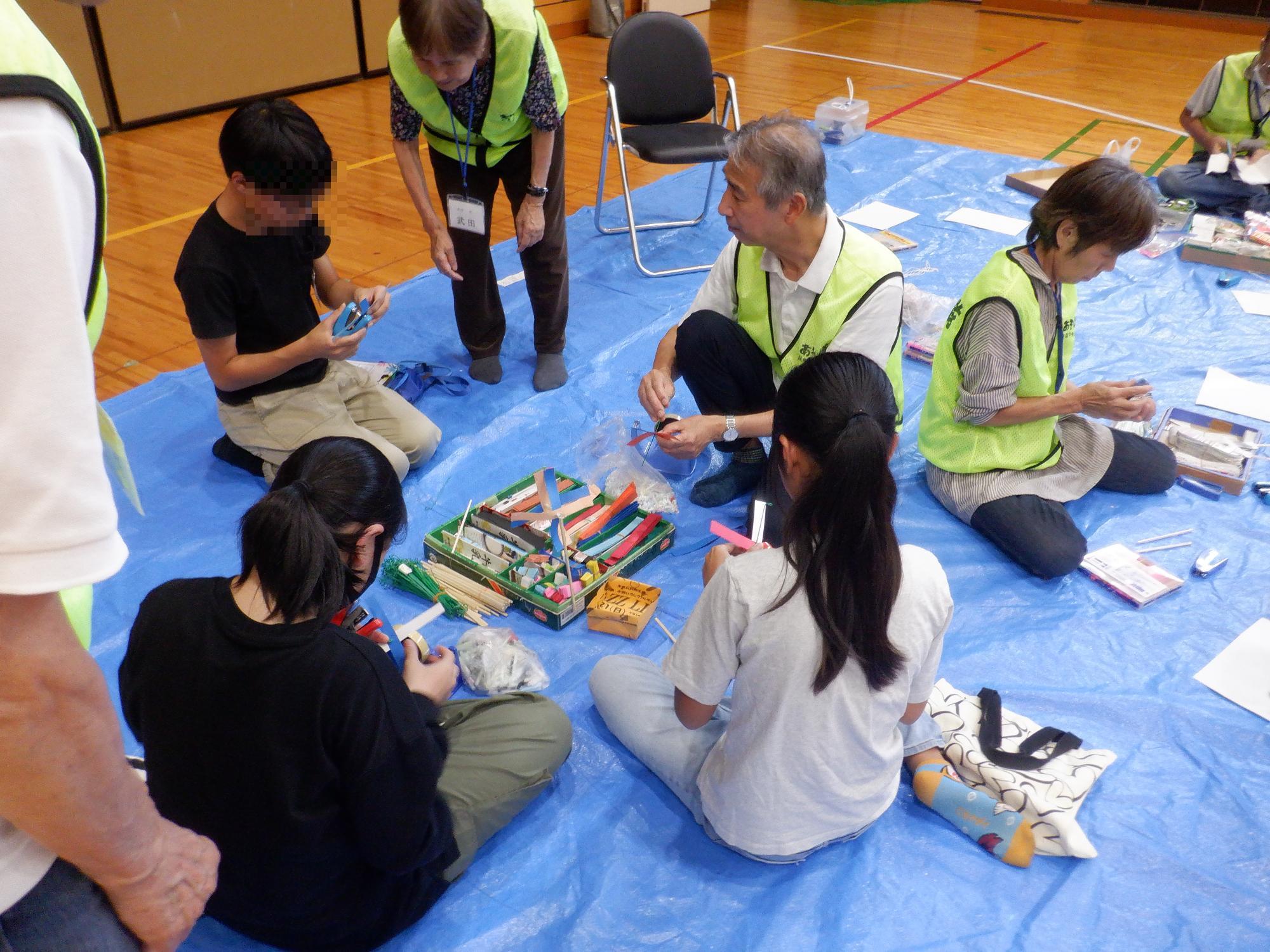 子ども達が風車を作っている様子です
