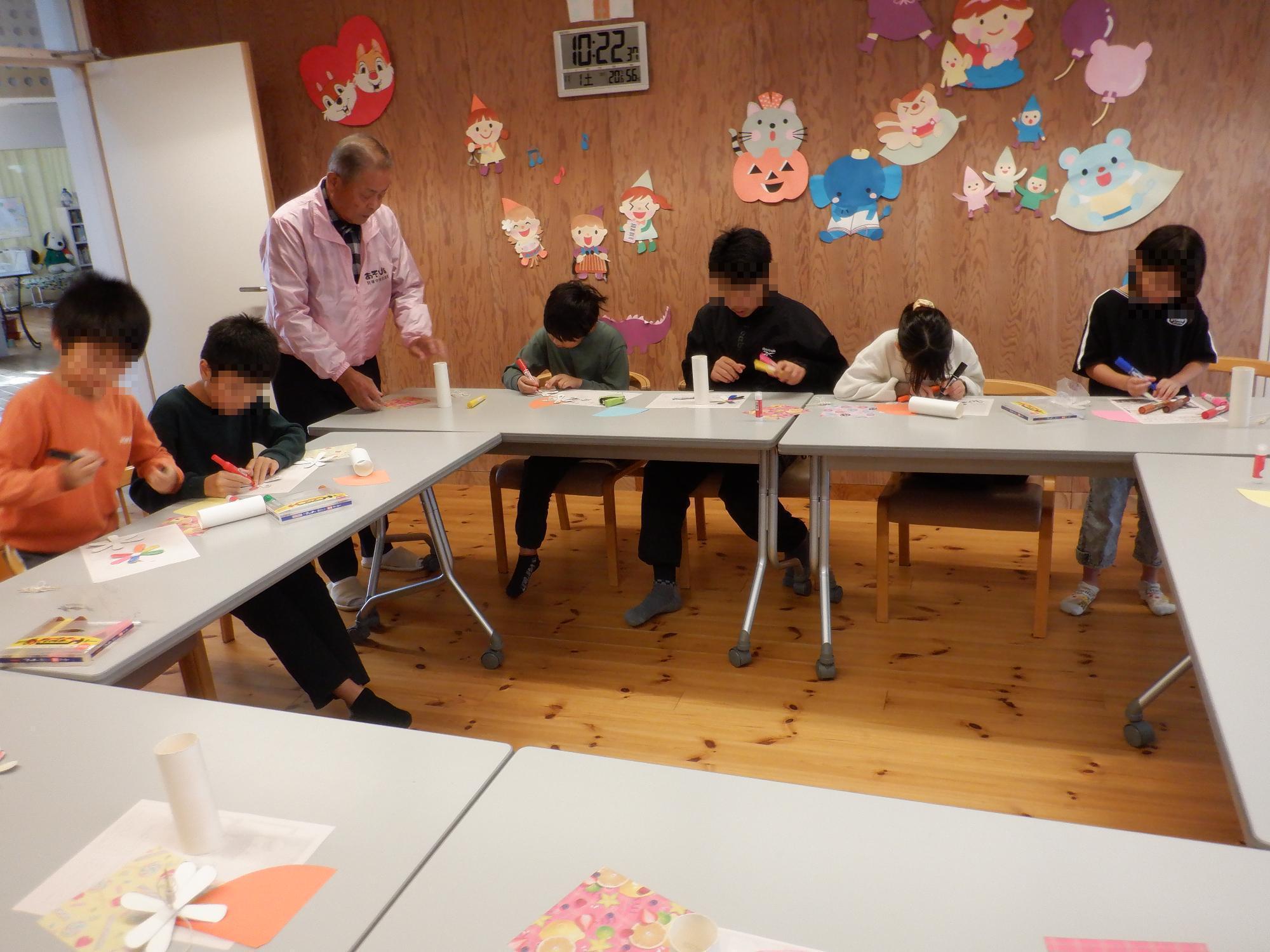 子ども達が風車を製作している様子です