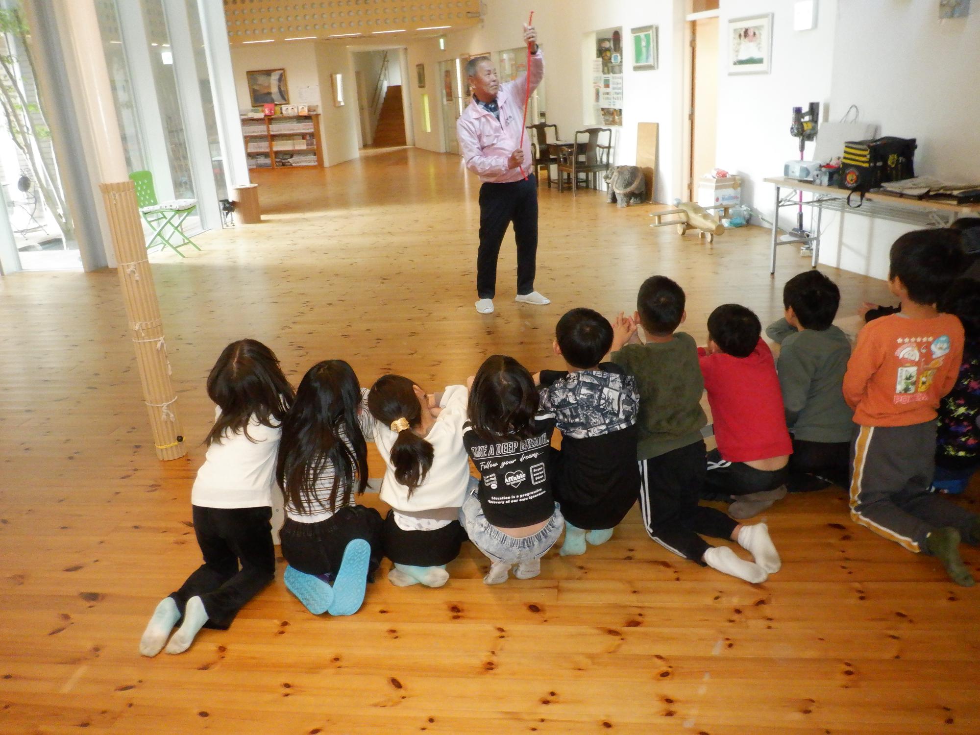 子ども達があそび隊員のマジックを見ている様子です