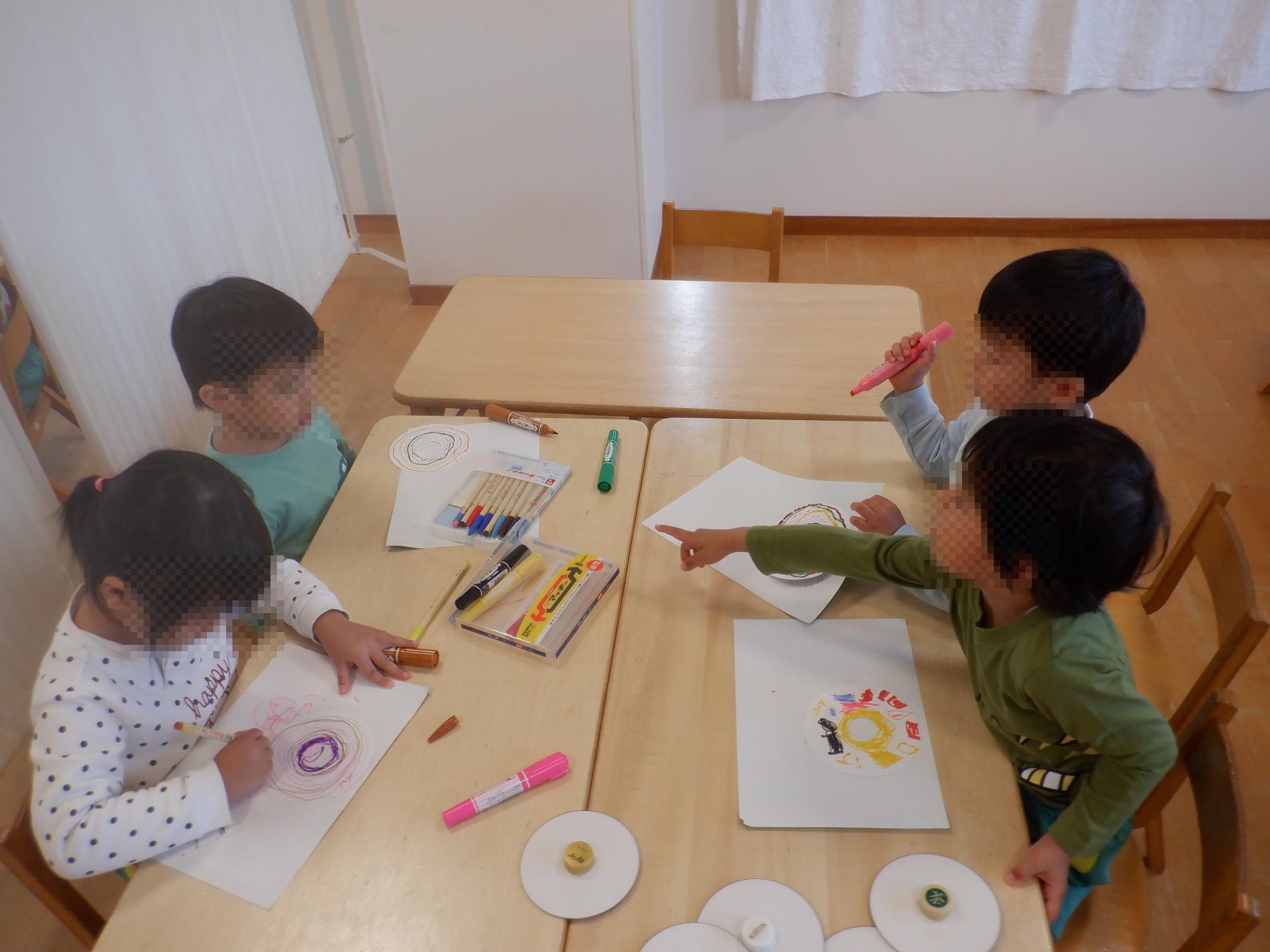 子ども達がCDごまを製作している様子です