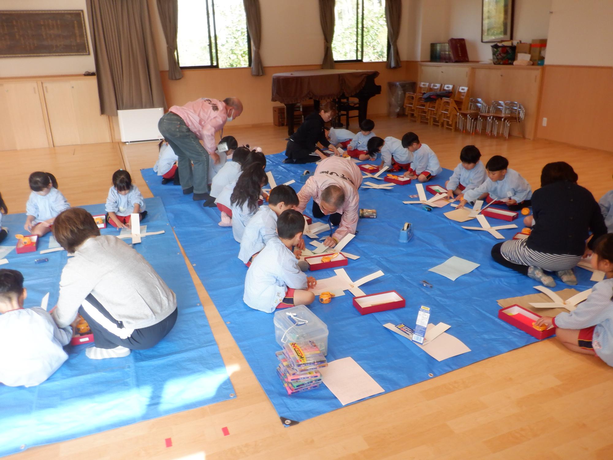 子ども達が牛乳パックヨーヨーを製作している様子です