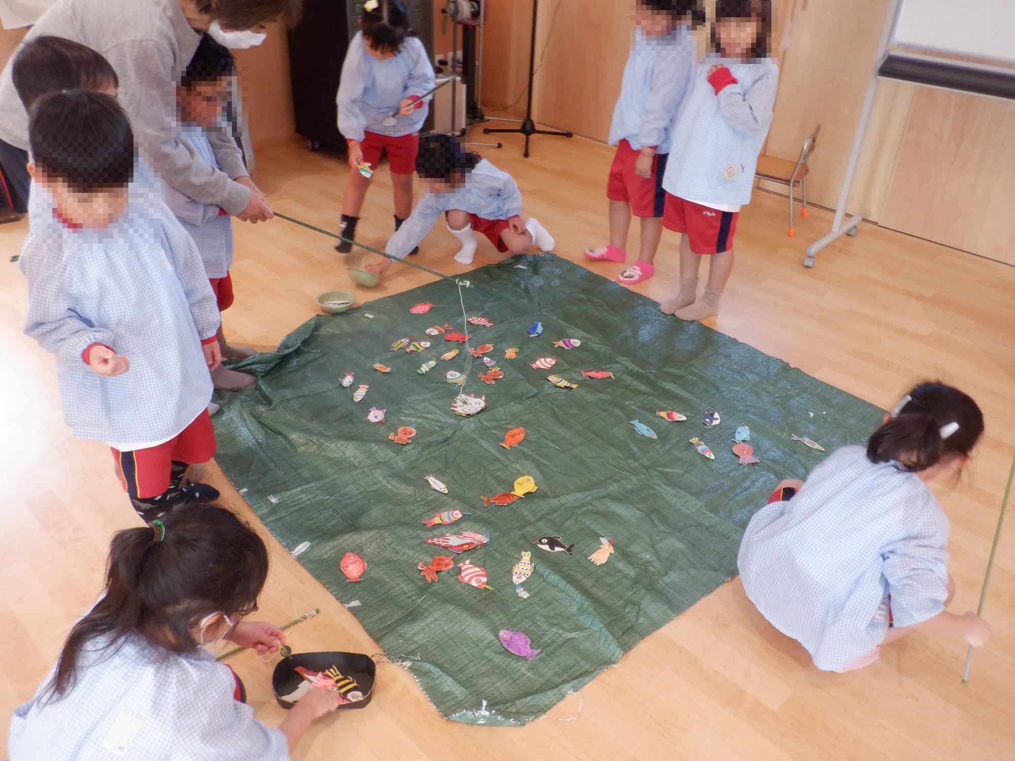 子ども達がさかな釣りで遊んでいる様子です