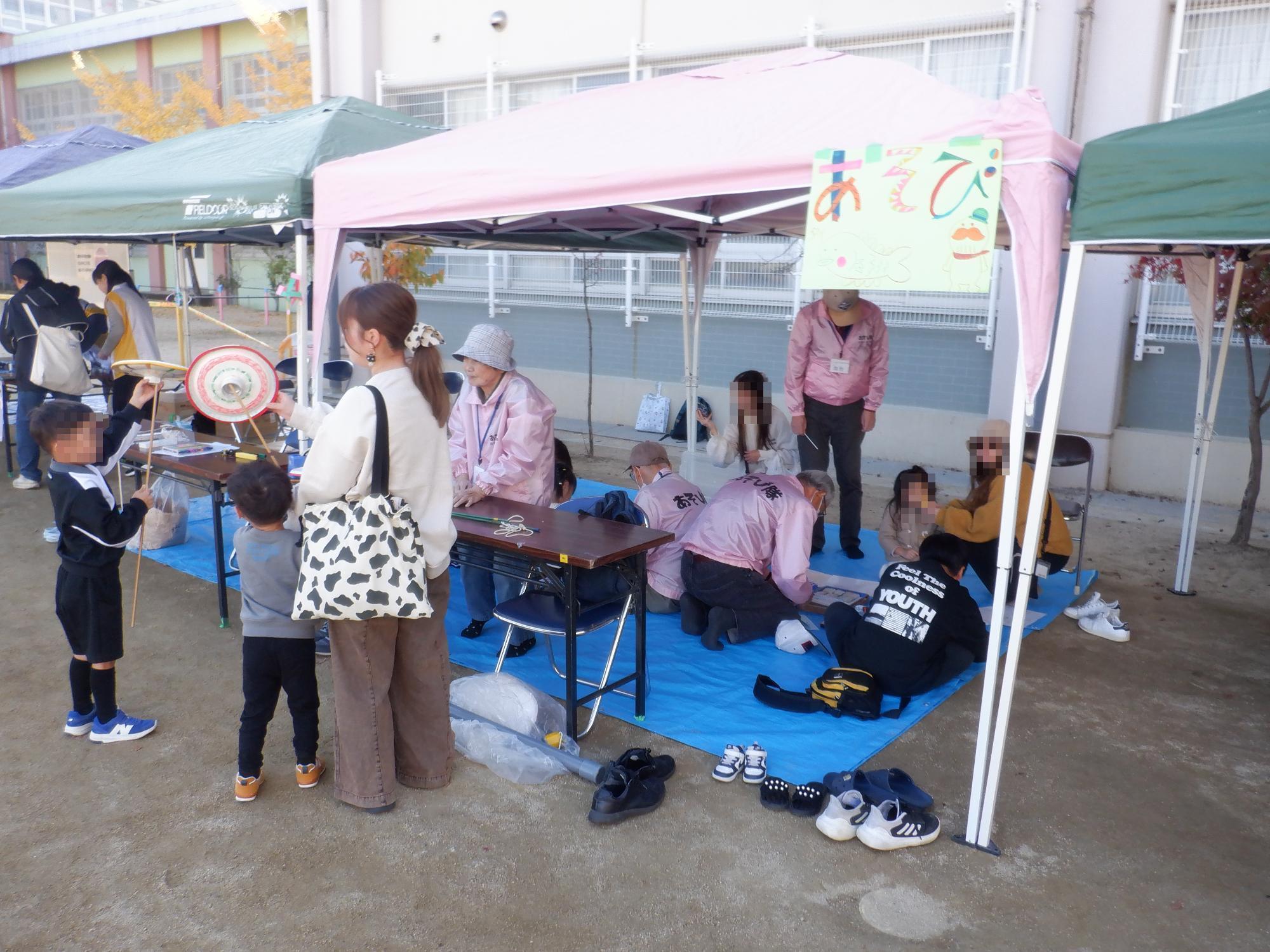 子ども達が皿回しで遊んでいる様子です