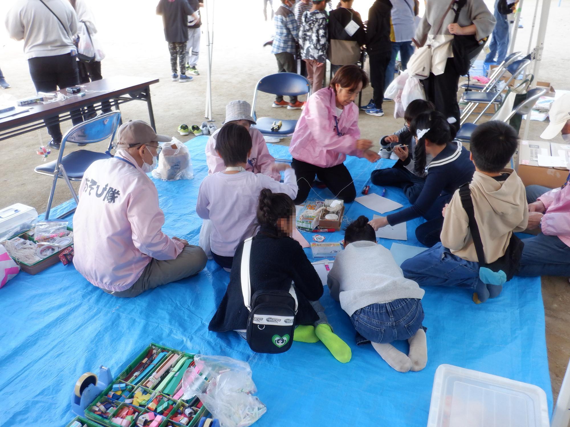 子ども達がおもちゃづくりをしている様子です