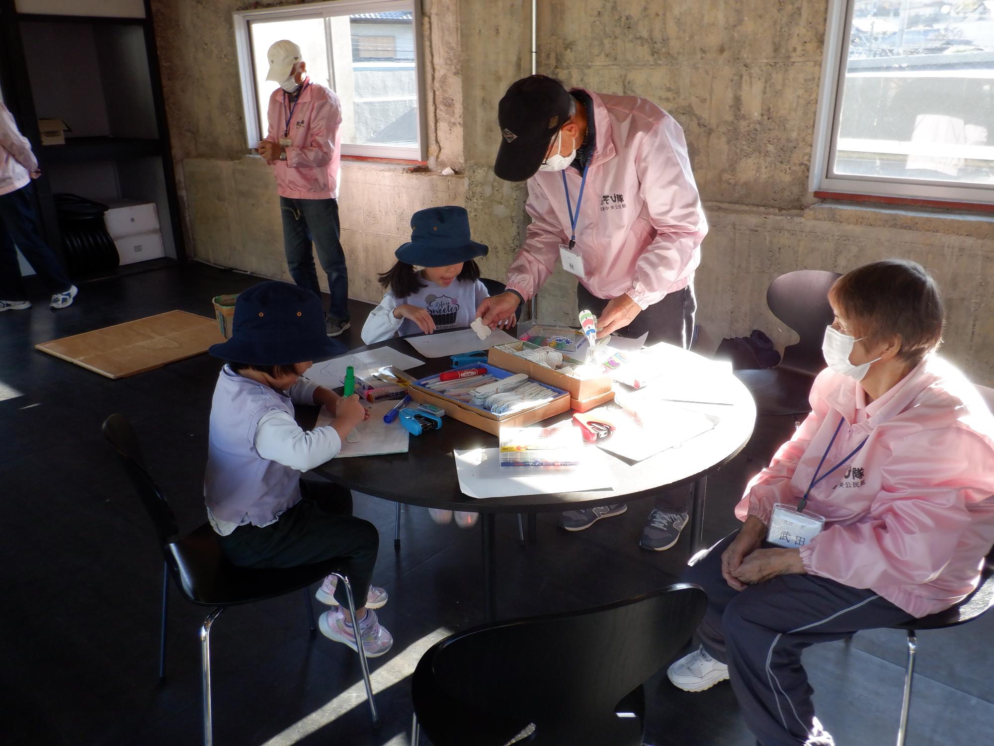 子ども達がストロートンボを製作している様子です