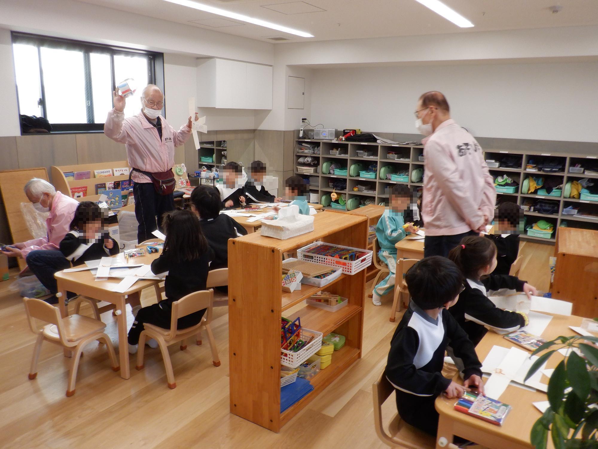 子ども達がヨーヨーを製作している様子です