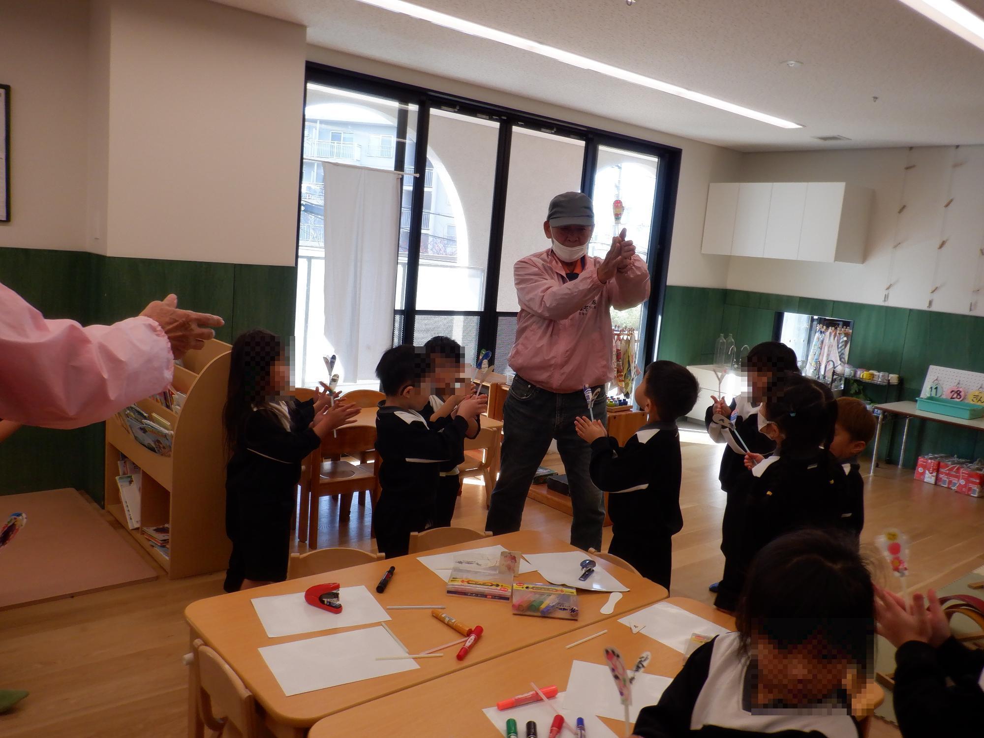 子ども達がストロートンボを飛ばして遊んでいる様子です