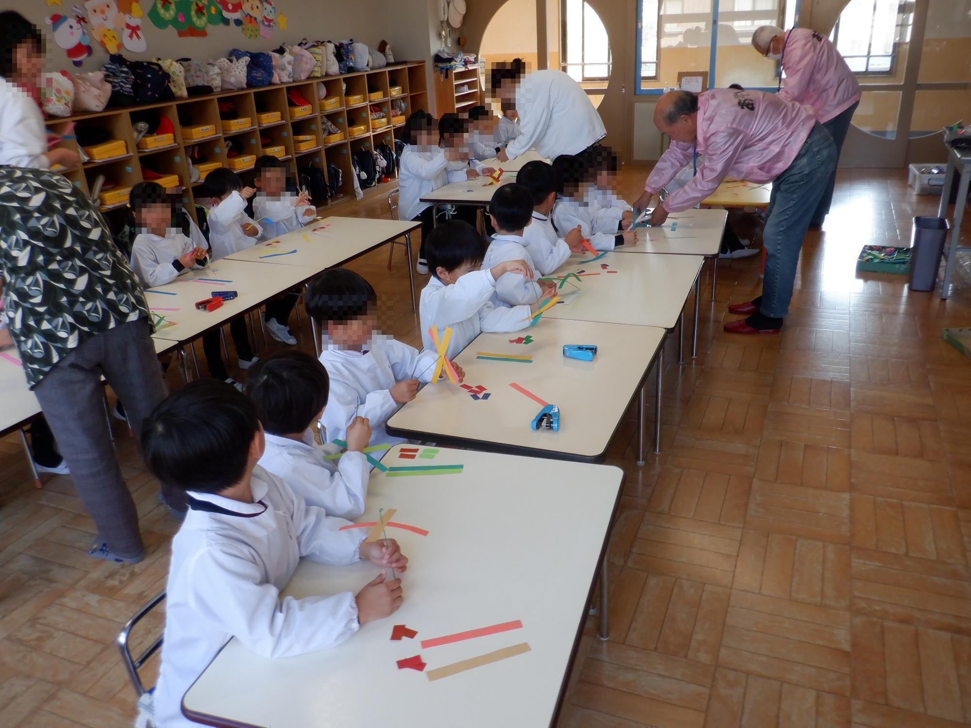 子ども達が風車を製作している様子です