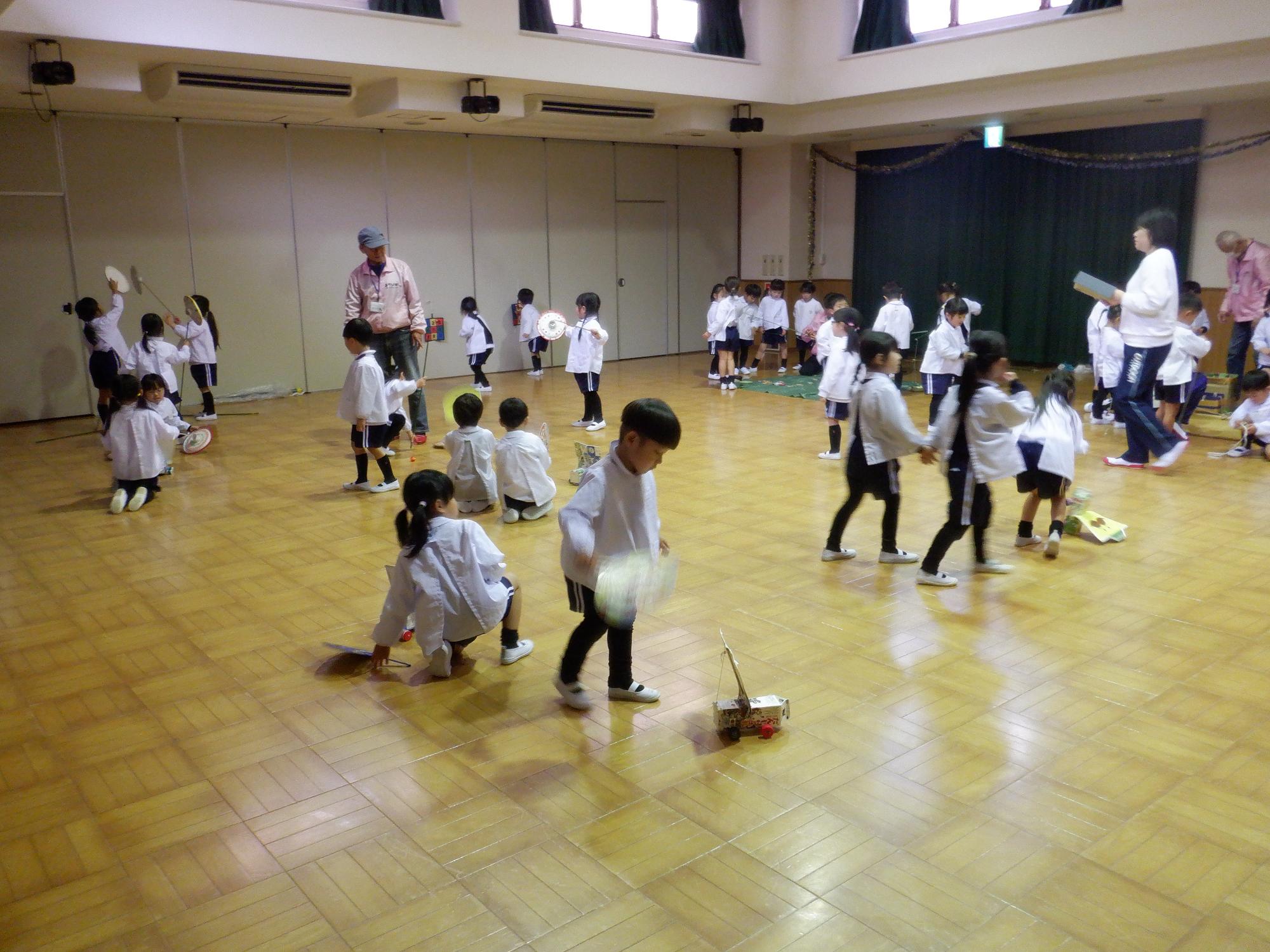 子ども達がうちわ自動車で遊んでいる様子です