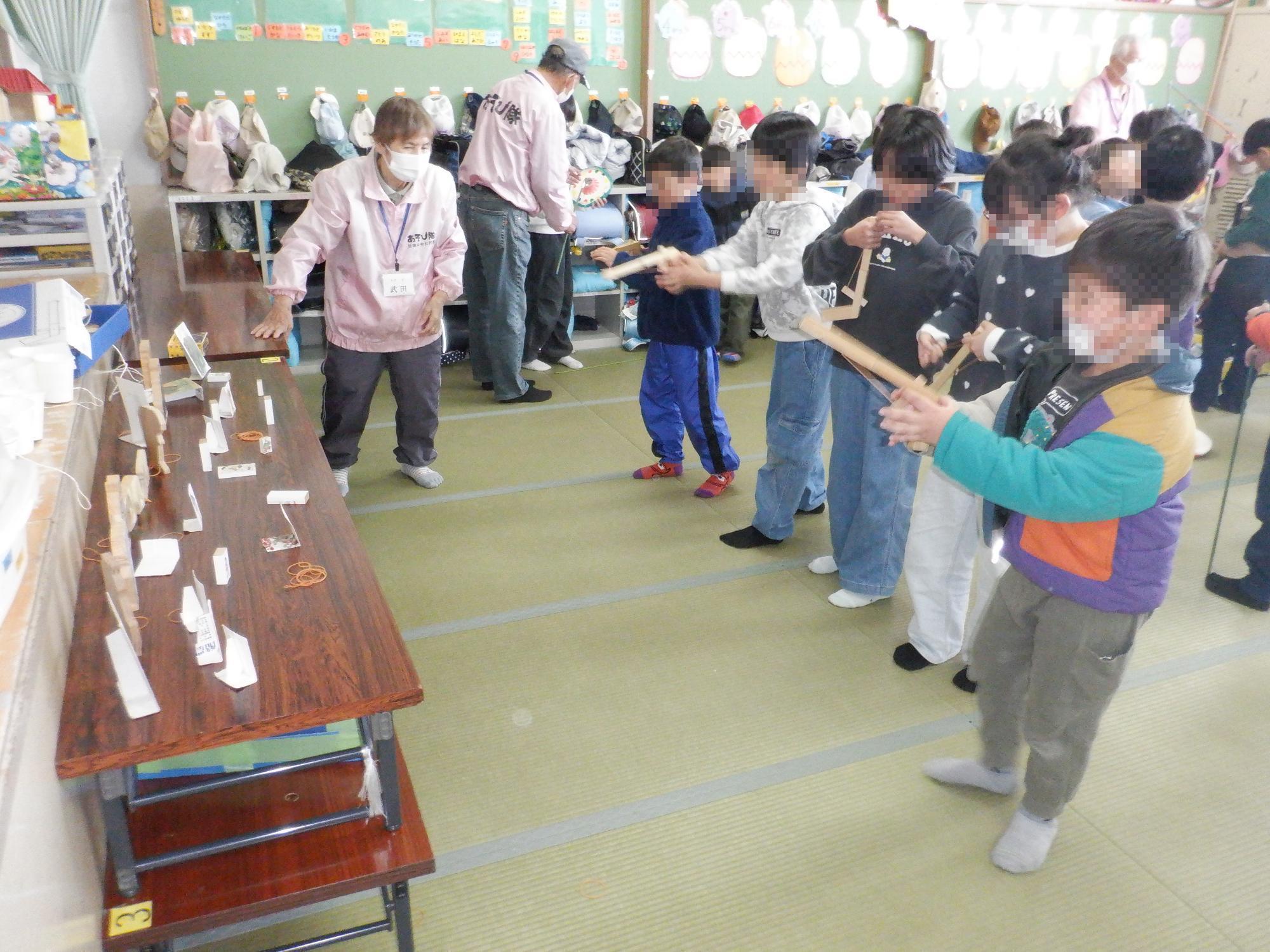 子ども達が射的している様子です