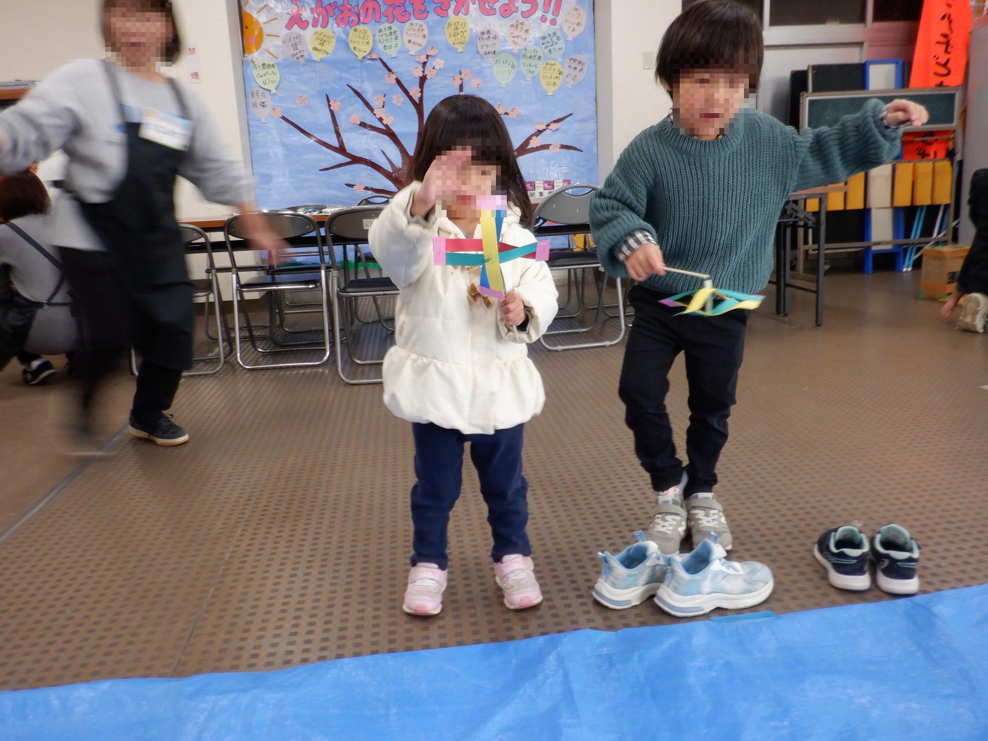 子ども達が風車で遊んでいる様子です