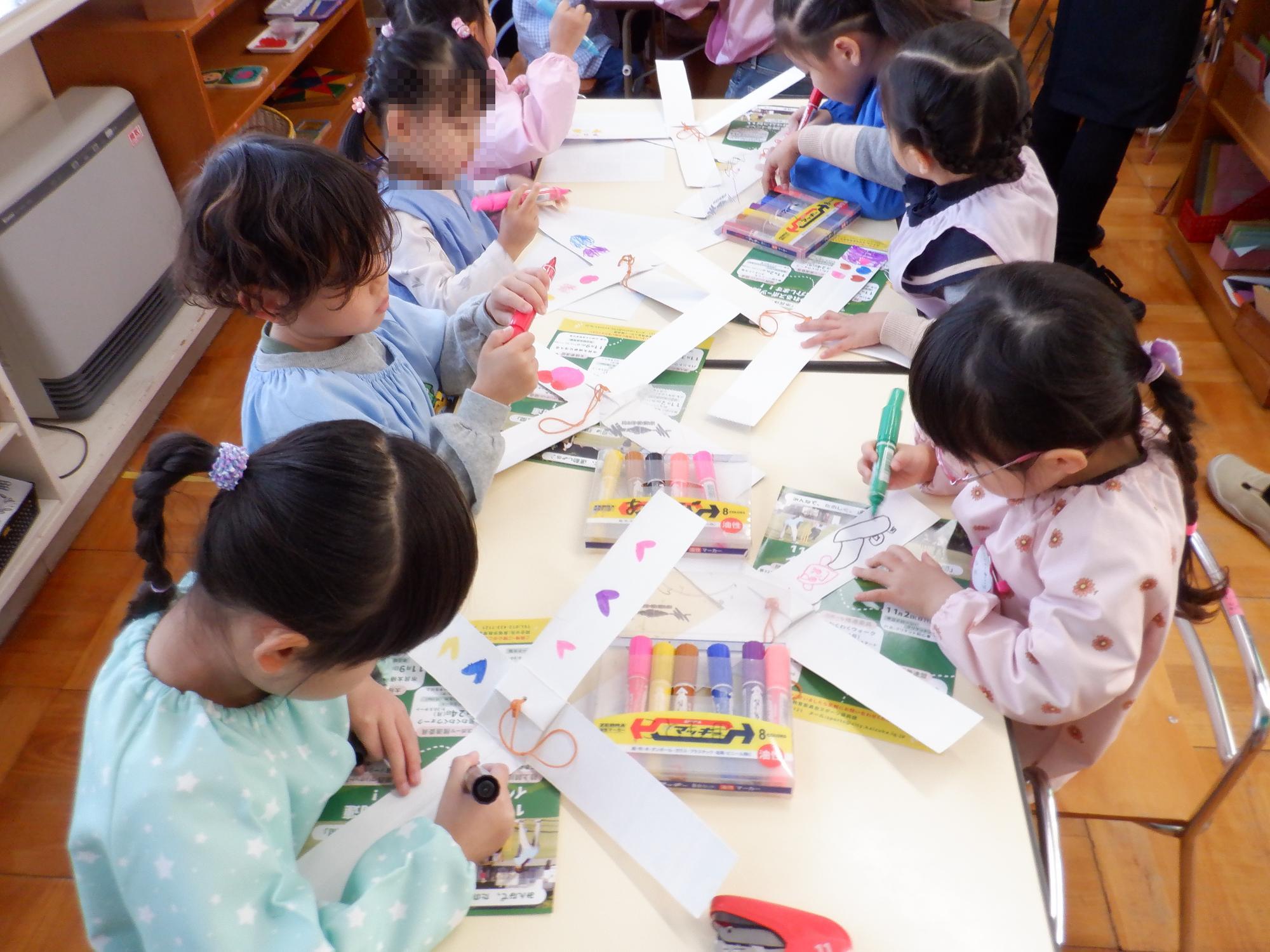 子ども達が牛乳パックヨーヨーを製作している様子です