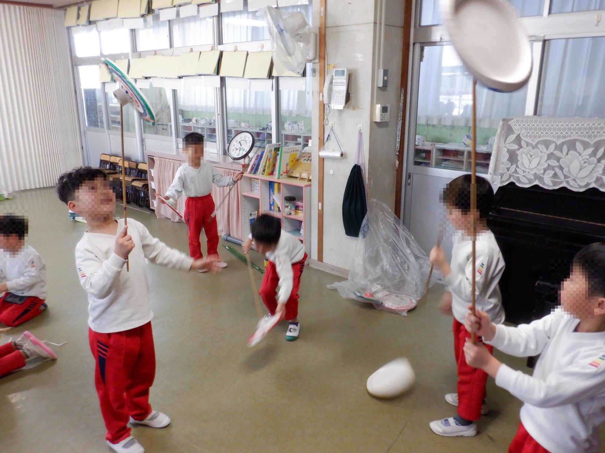 子ども達が皿回しをしている様子です