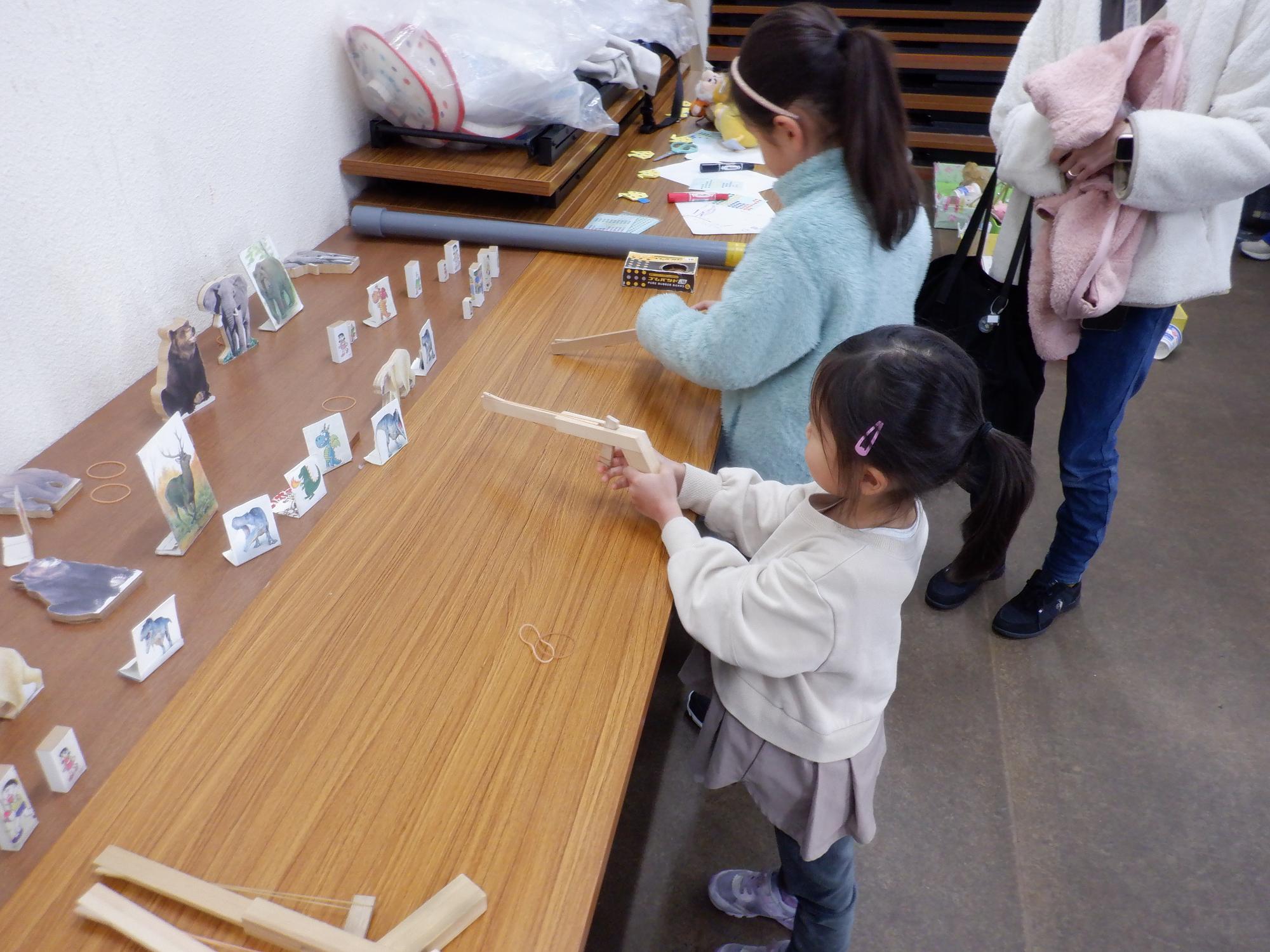 子ども達が射的で遊んでいる様子です