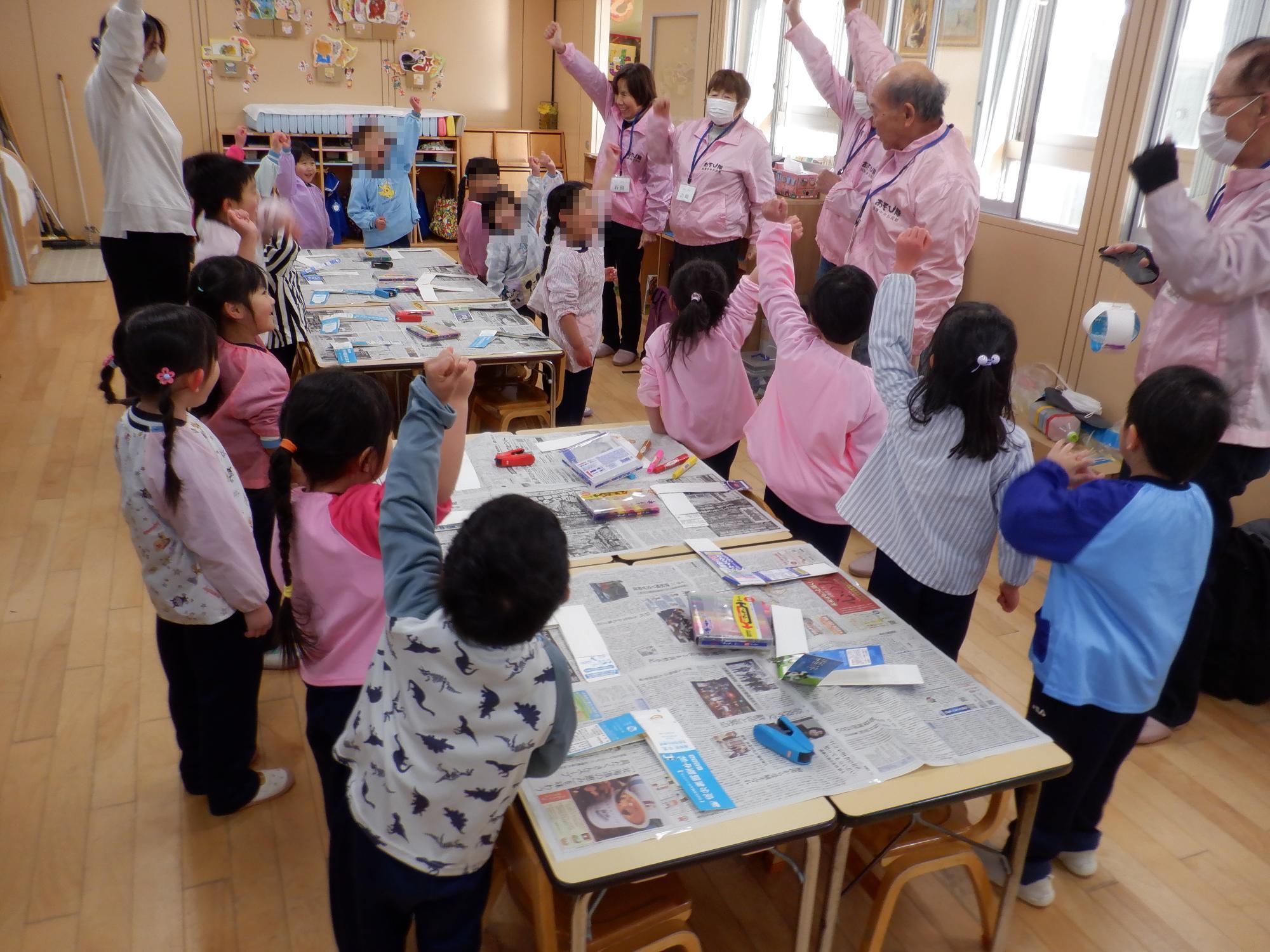 子ども達があそび隊から牛乳パックヨーヨーの作り方について説明してもらっている様子です