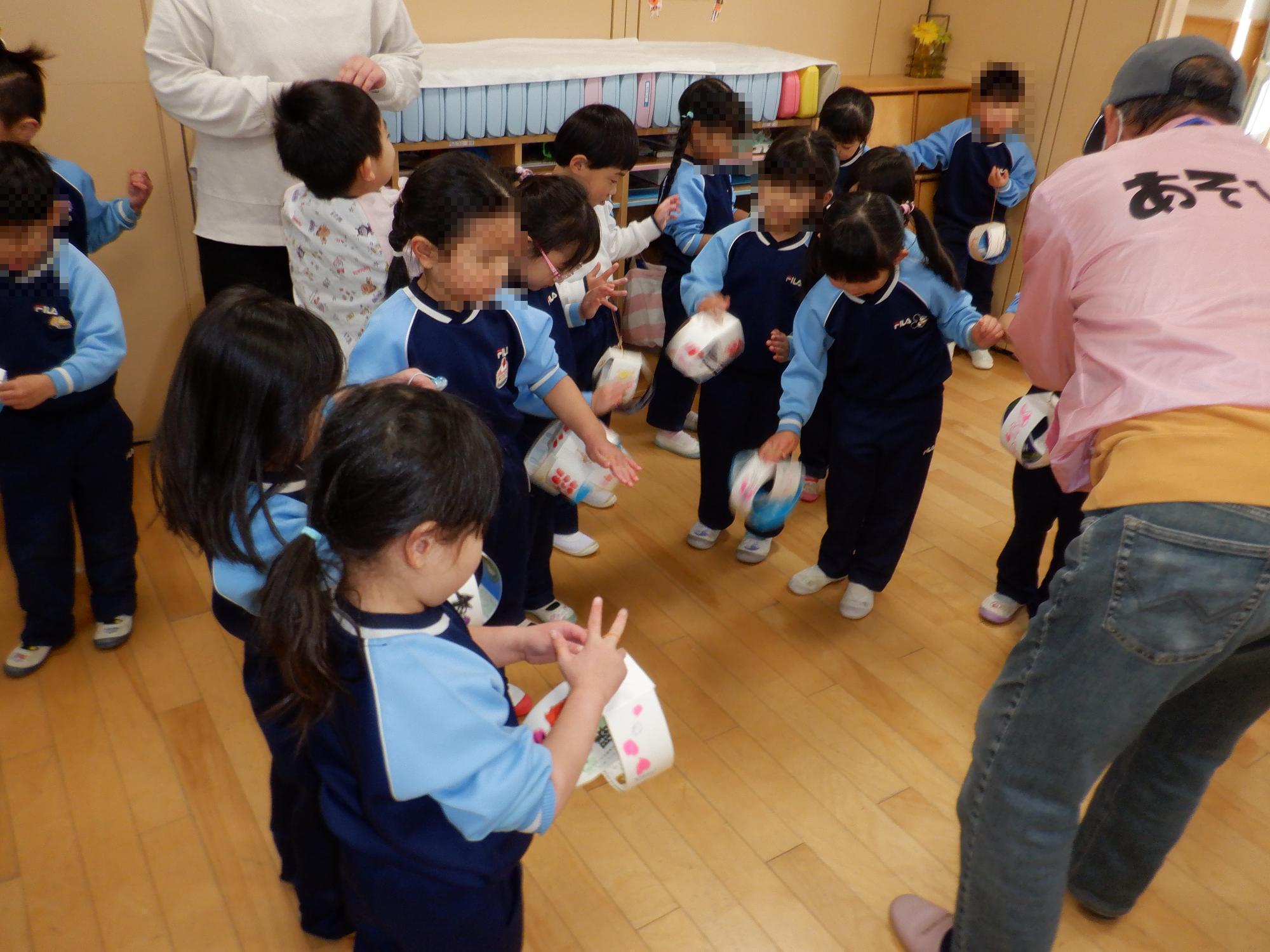 子ども達が牛乳パックヨーヨーで遊んでいる様子です