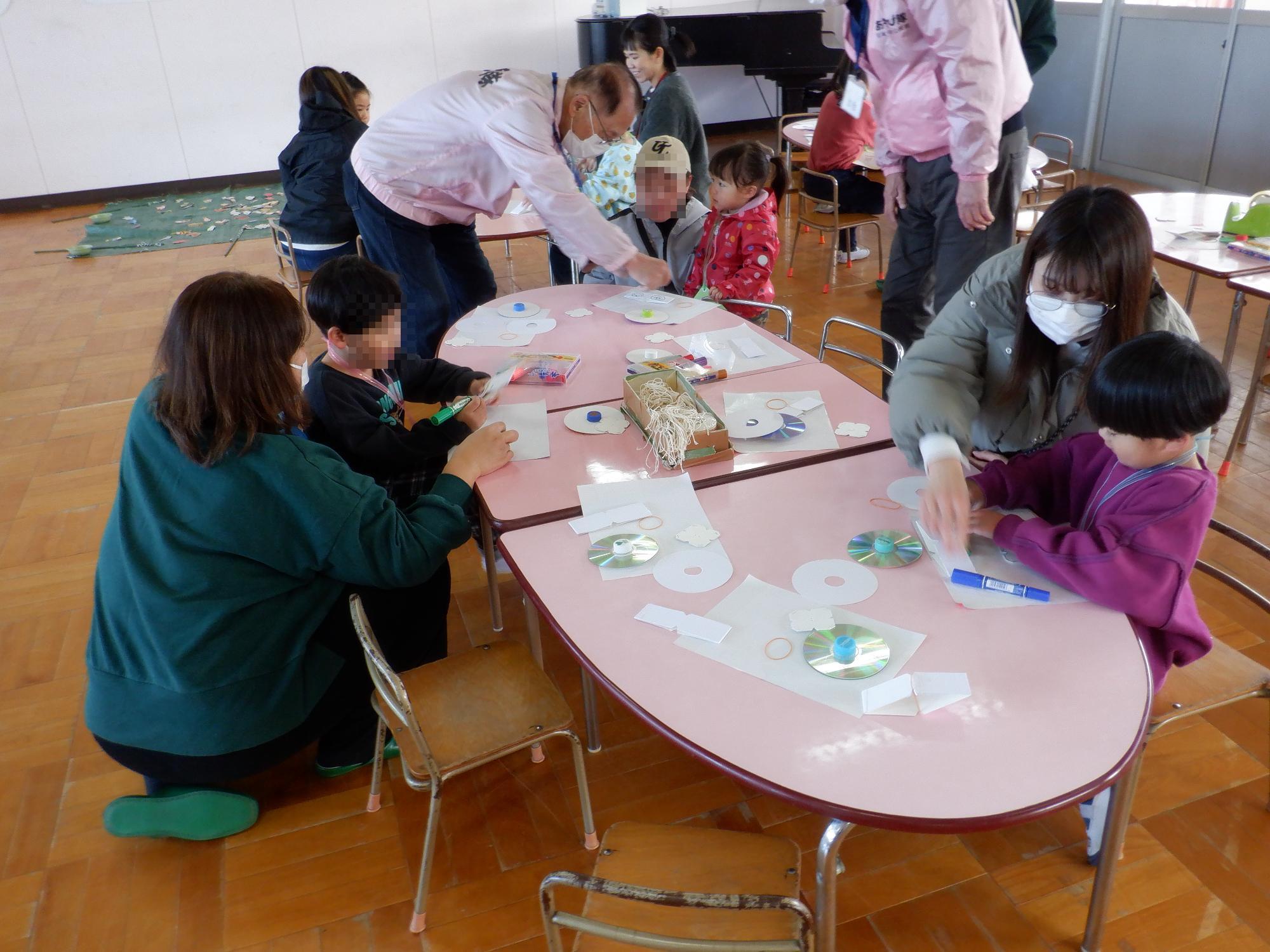 子ども達がCDゴマを製作している様子です