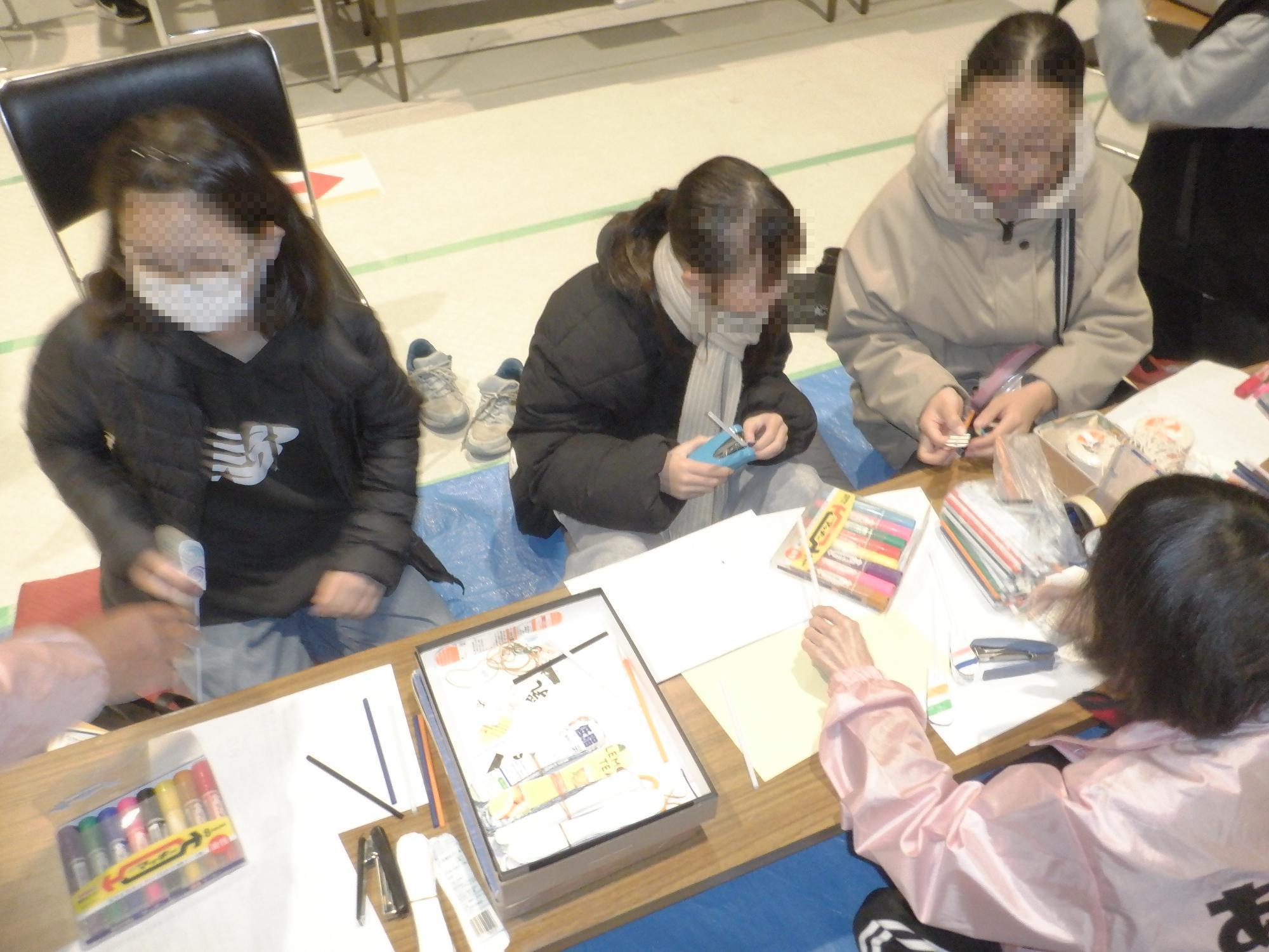 子ども達がストロートンボを製作している様子です