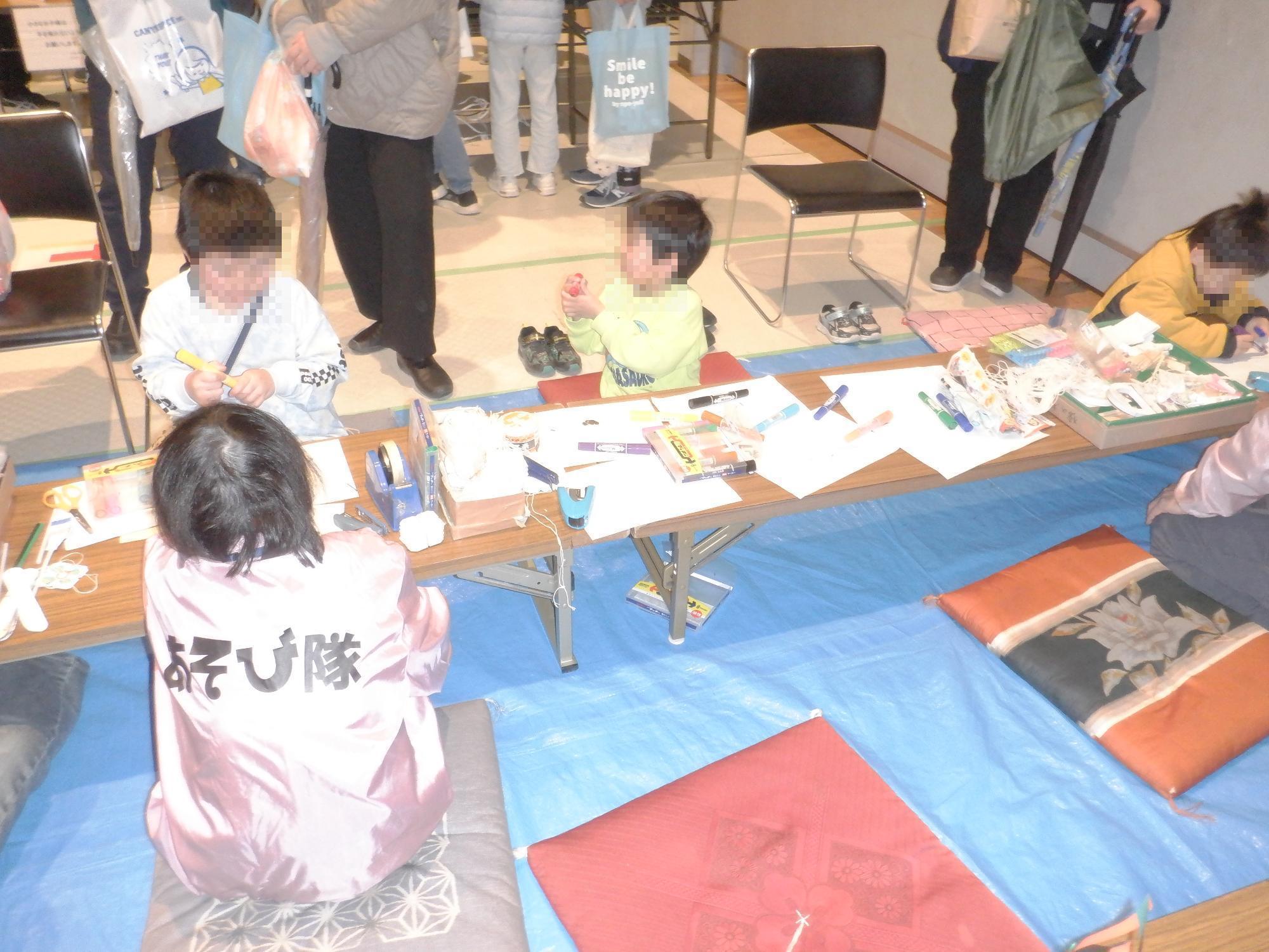 子ども達が風車を製作している様子です