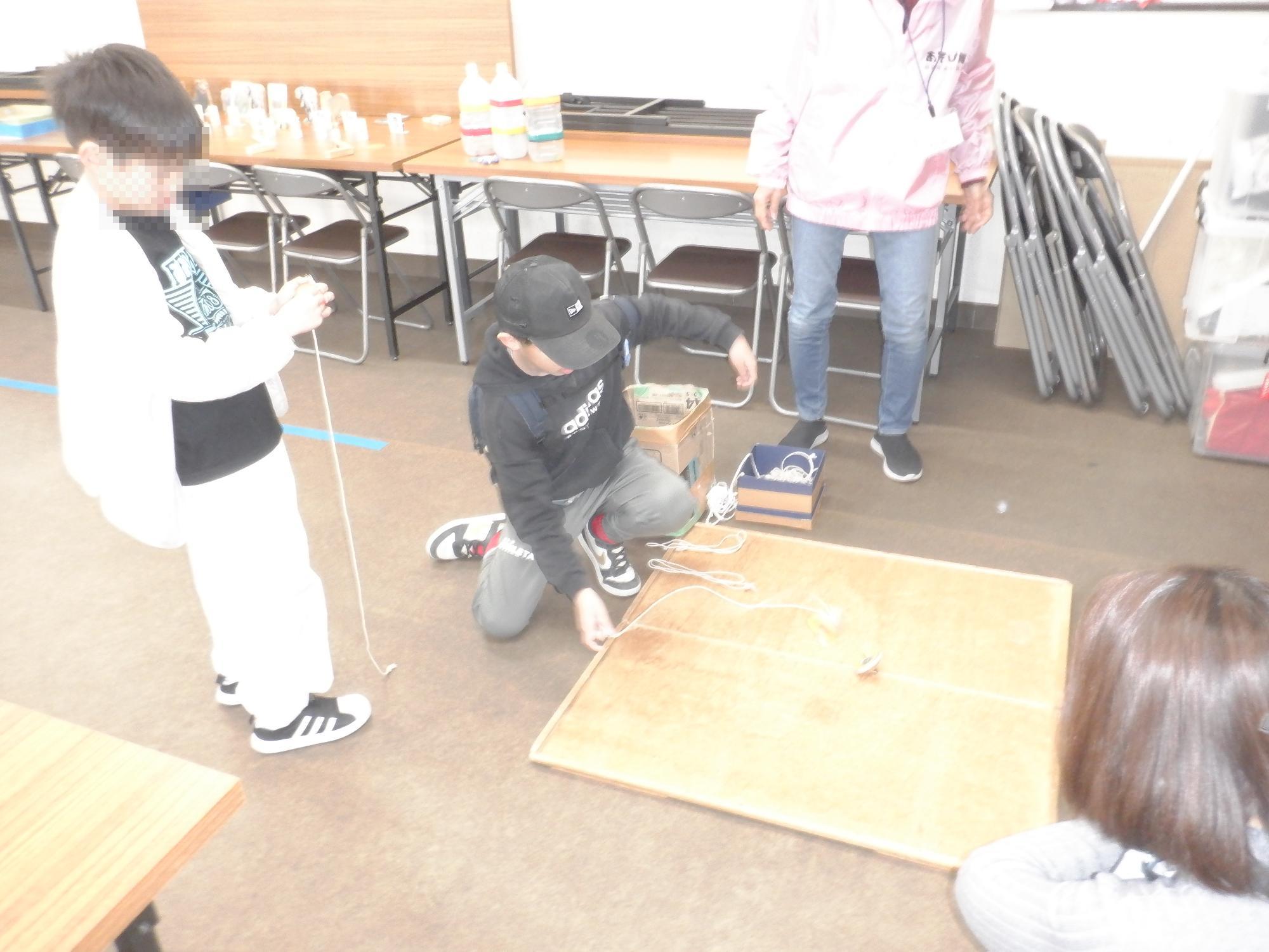 子ども達がコマ回しをしている様子です
