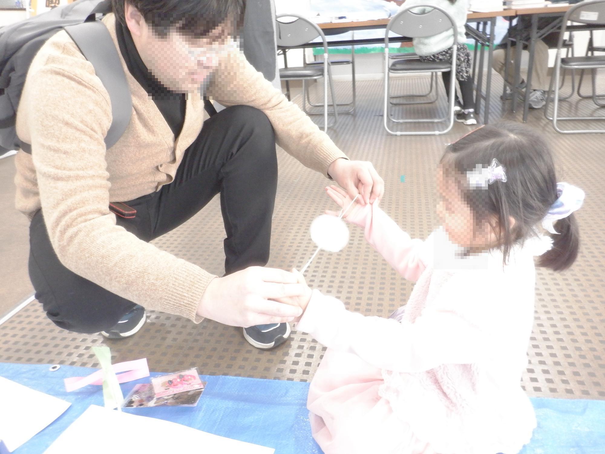 親子でブンブンゴマをしている様子です