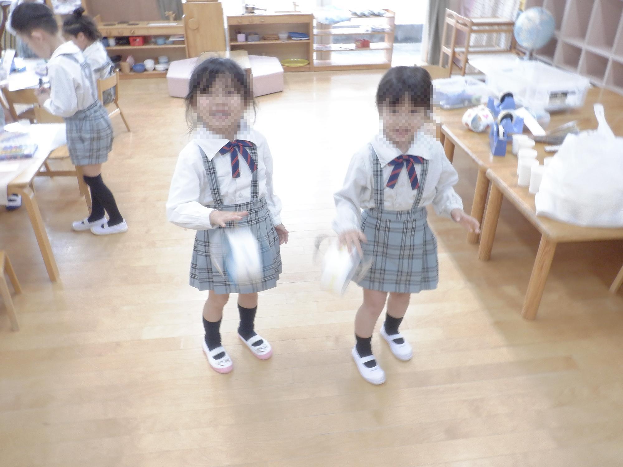 子ども達が出来上がった牛乳パックヨーヨーで遊んでいる様子です