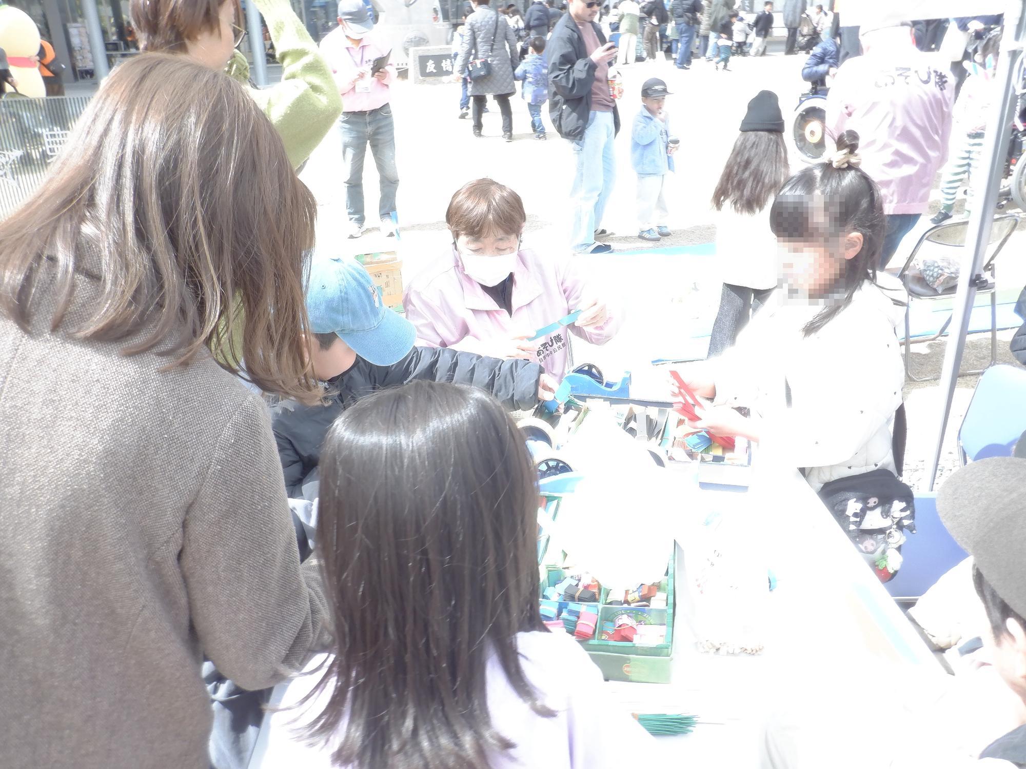 子ども達が風車を工作している様子です