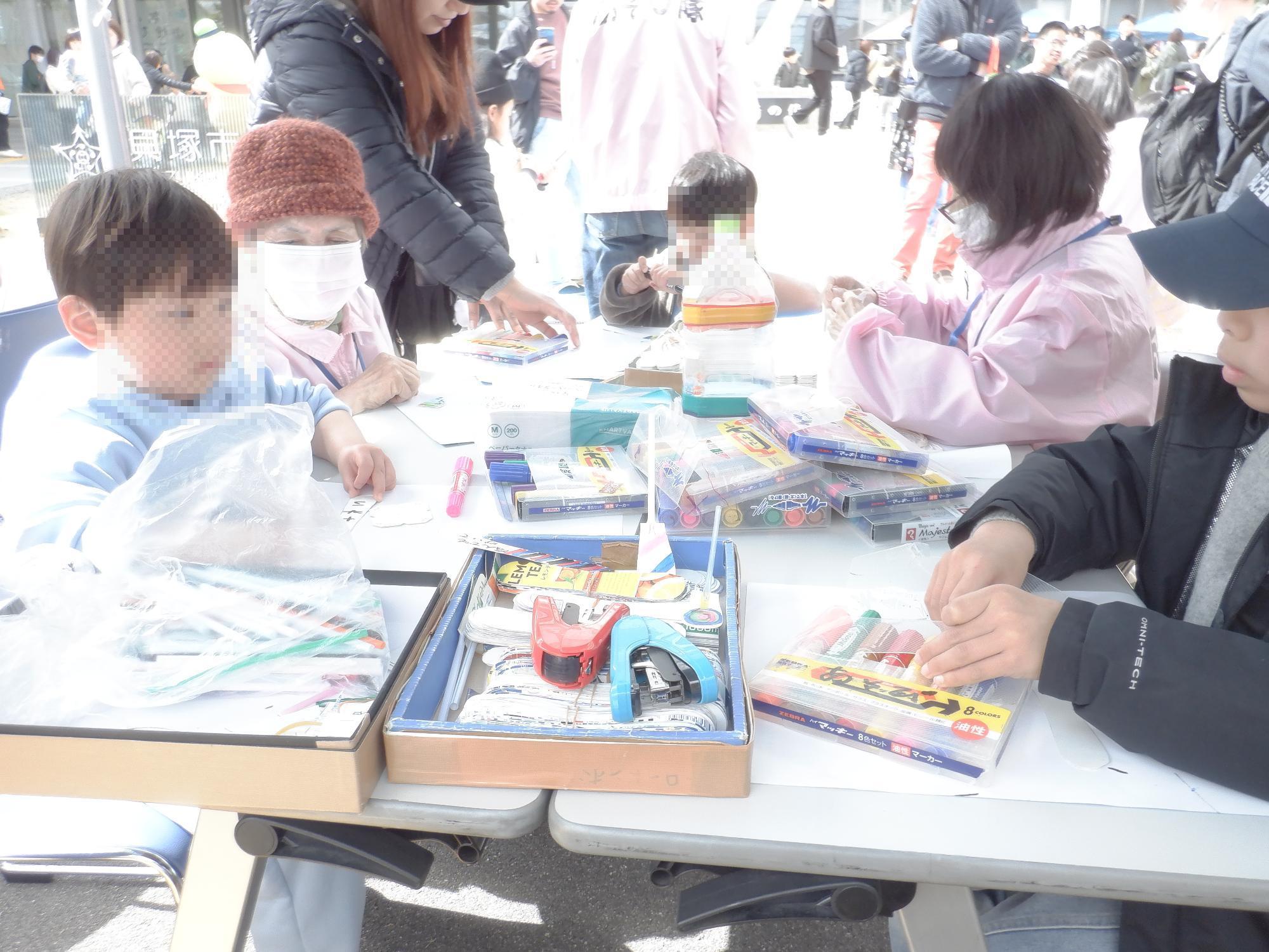 子ども達がストロートンボを制作している様子です