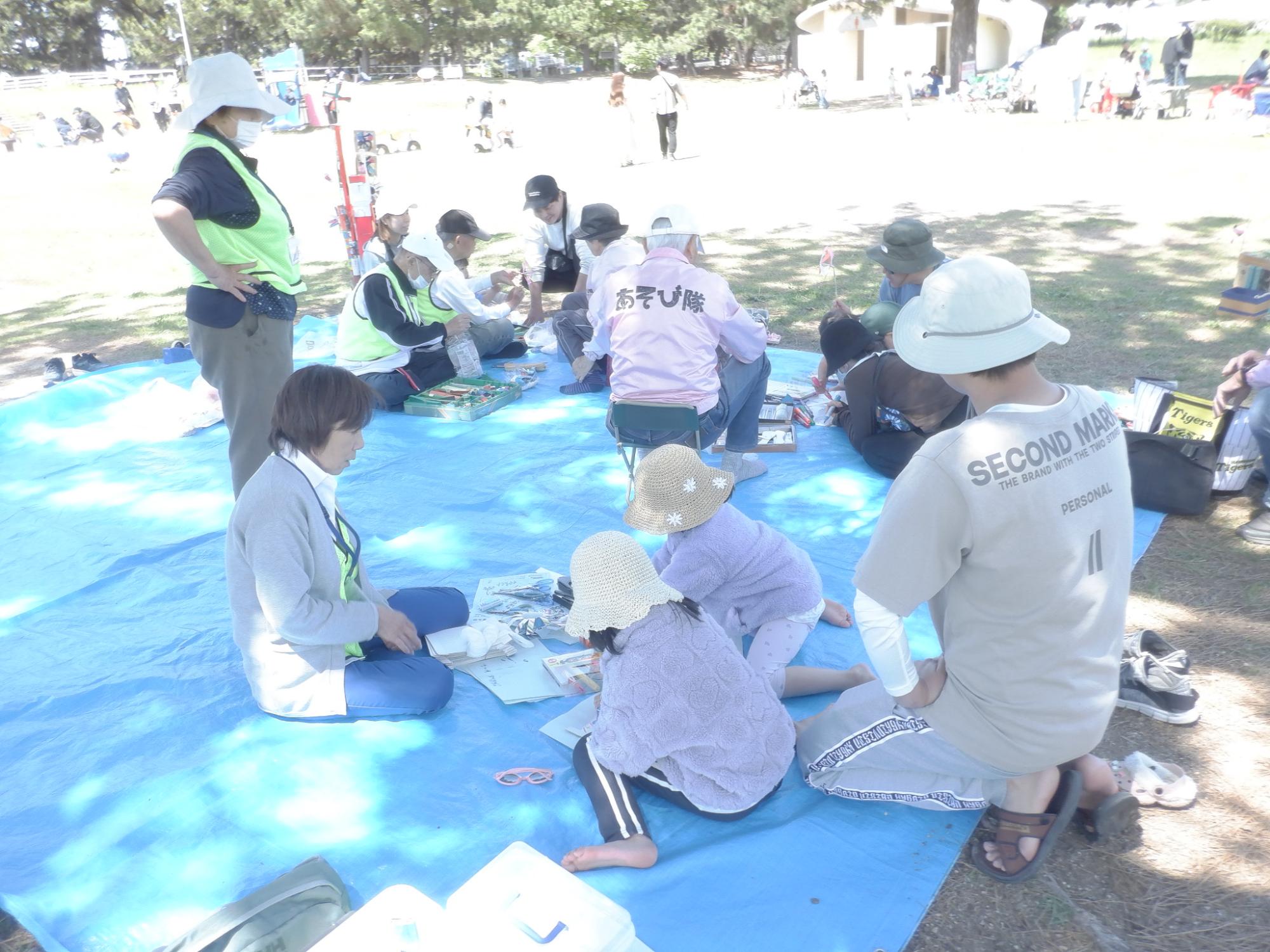 二色の浜公園で子ども達が風車を製作している様子です