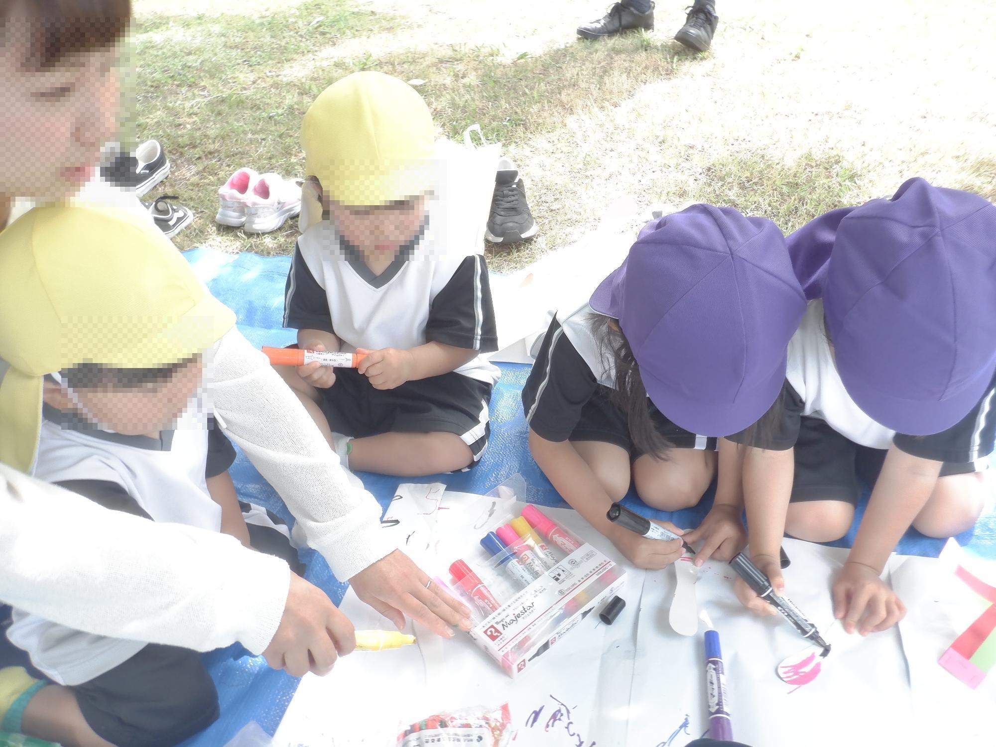子ども達がストロートンボを製作している様子です