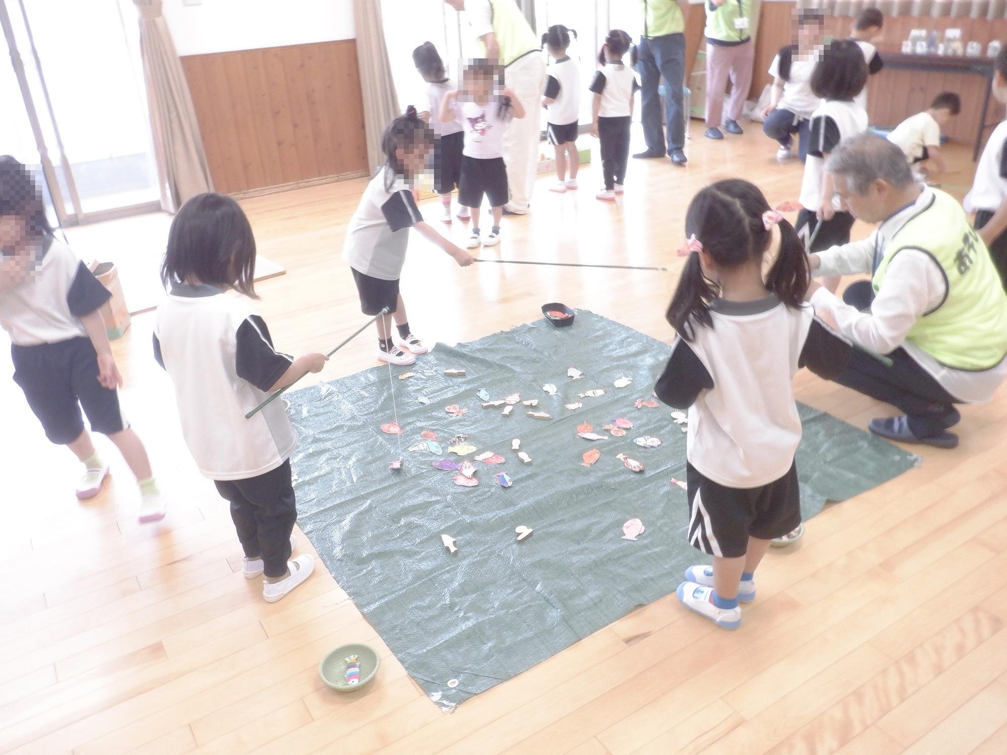 子ども達が魚釣りをしている様子です