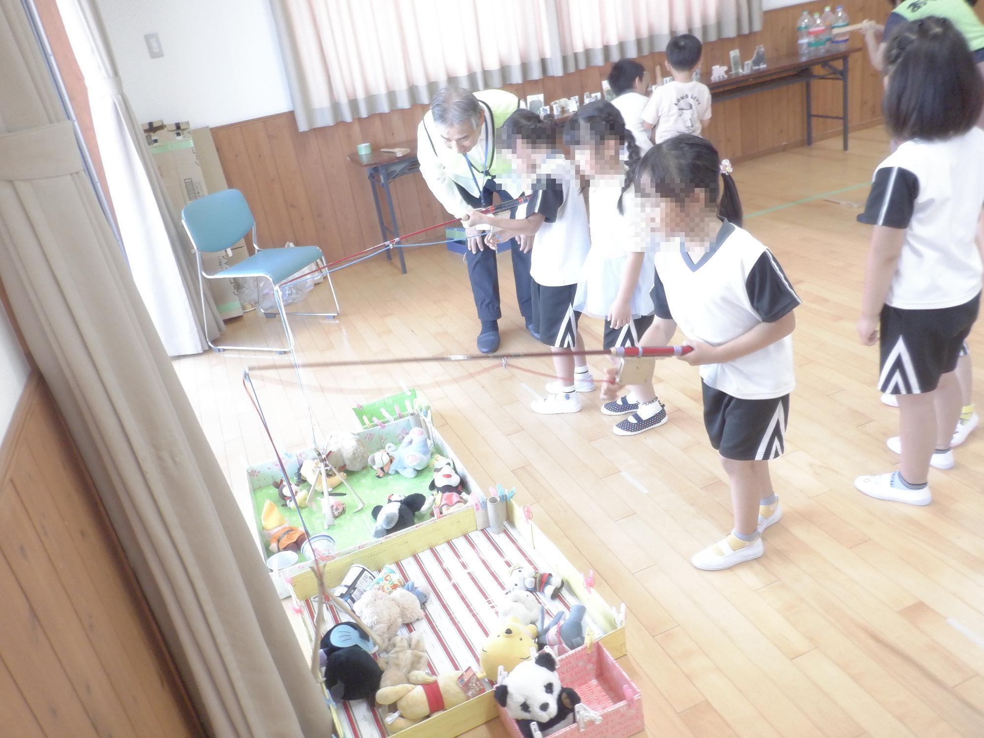 子ども達がユーフォ―キャッチャーをしている様子です