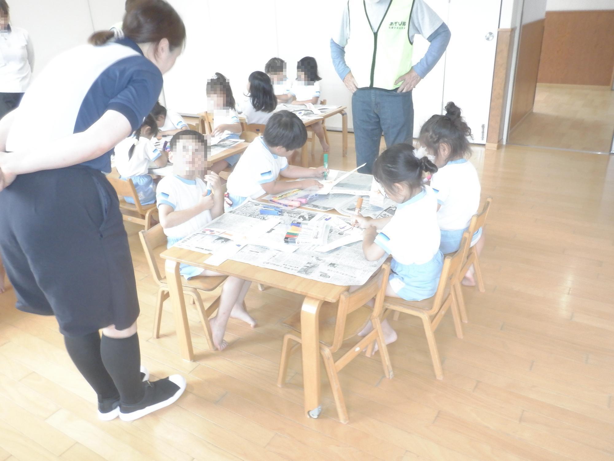 子ども達が牛乳パックヨーヨーを製作している様子です