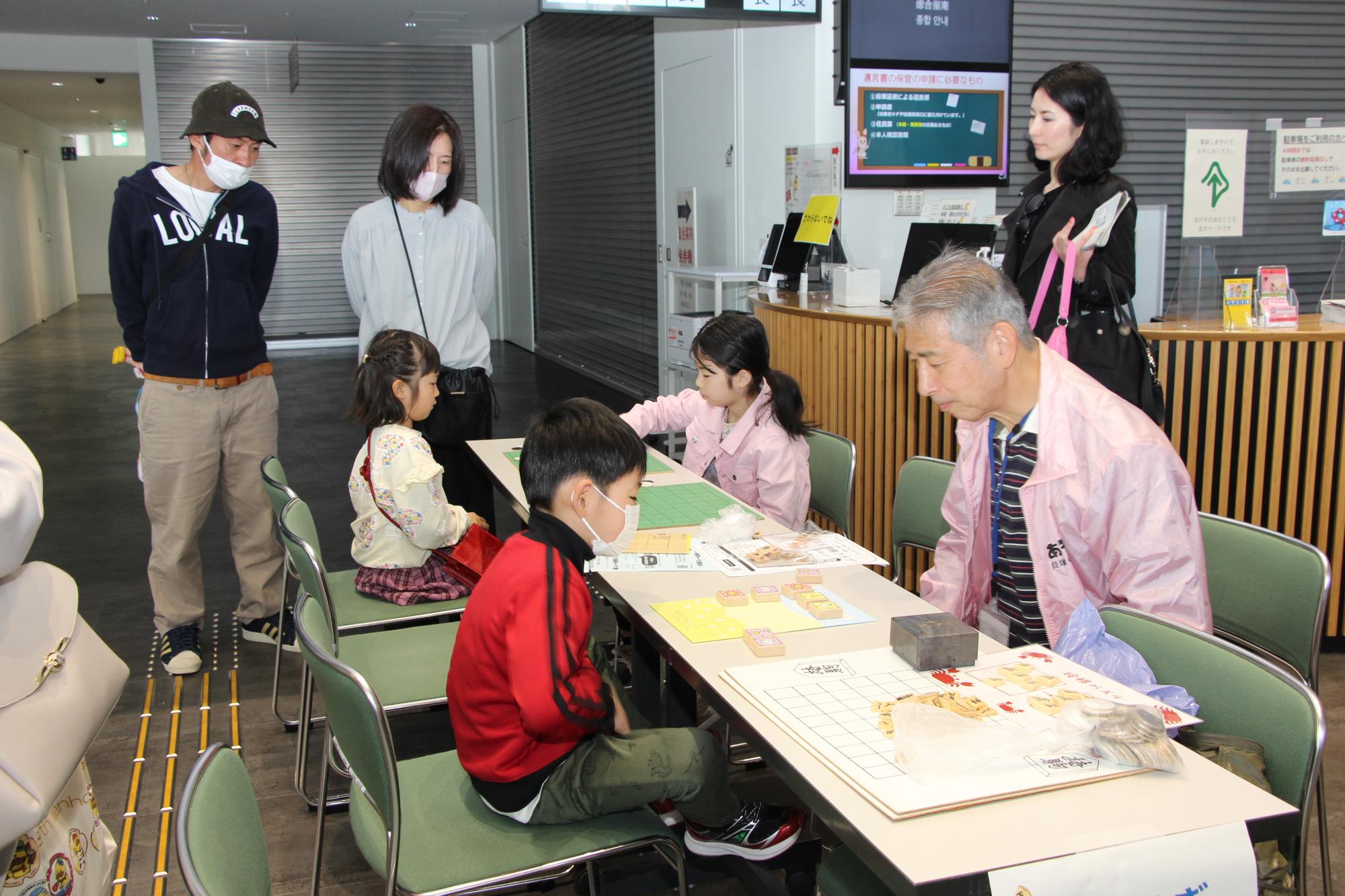 隊員と将棋をしている様子