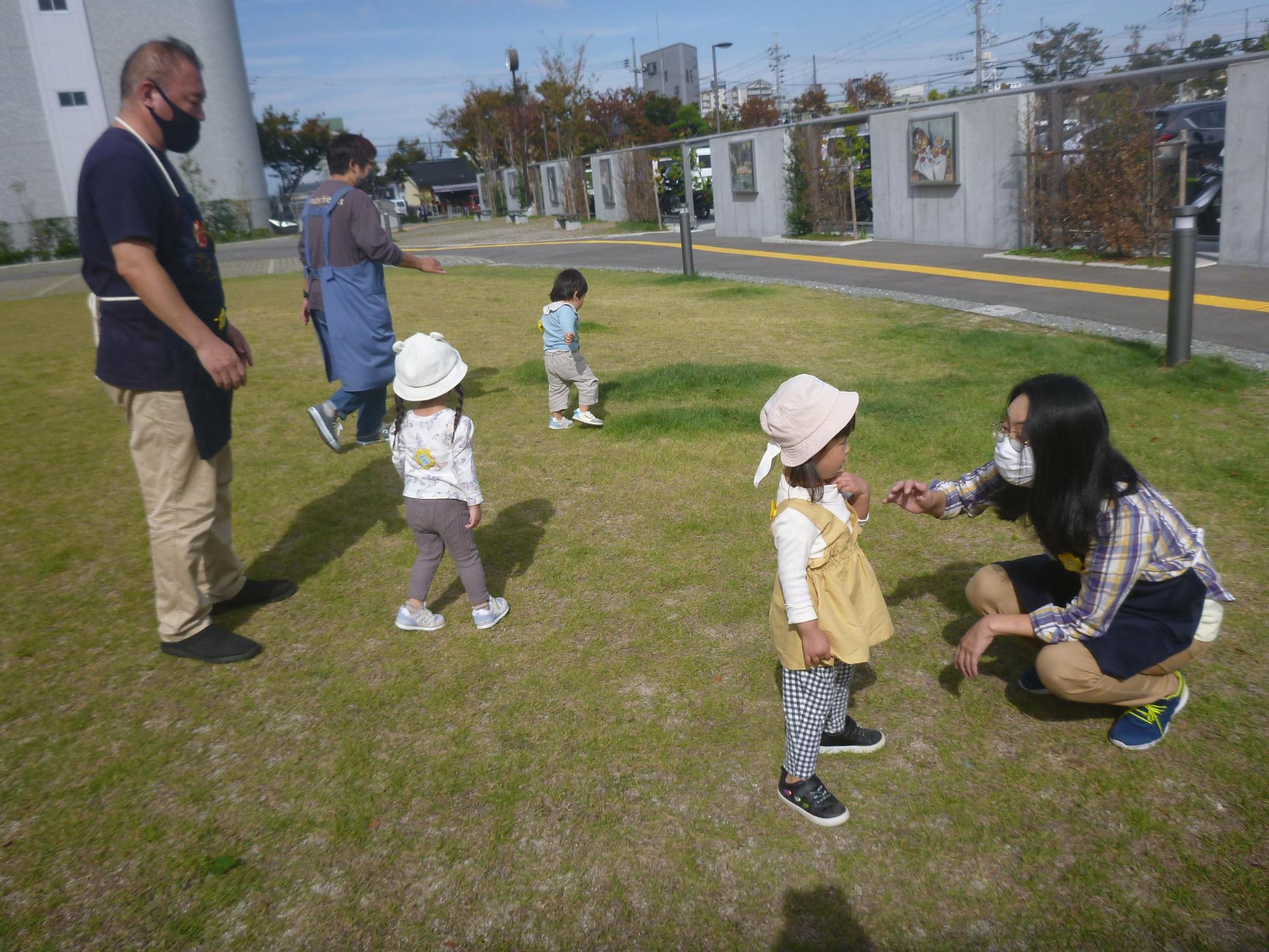 保育ボランティアが子ども達とあそんでいる様子
