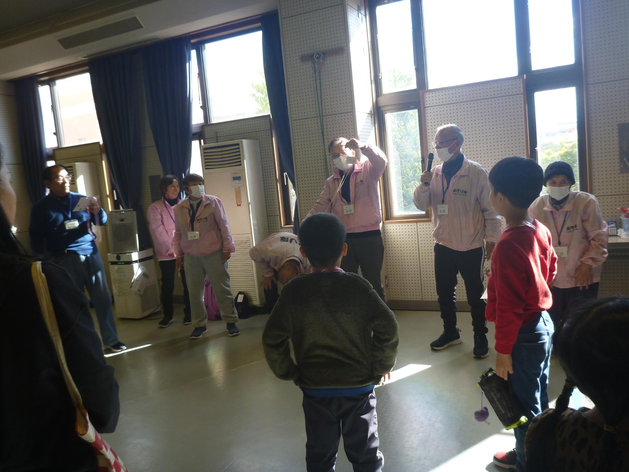 あそび隊が子ども達に遊び内容の説明をしているところです