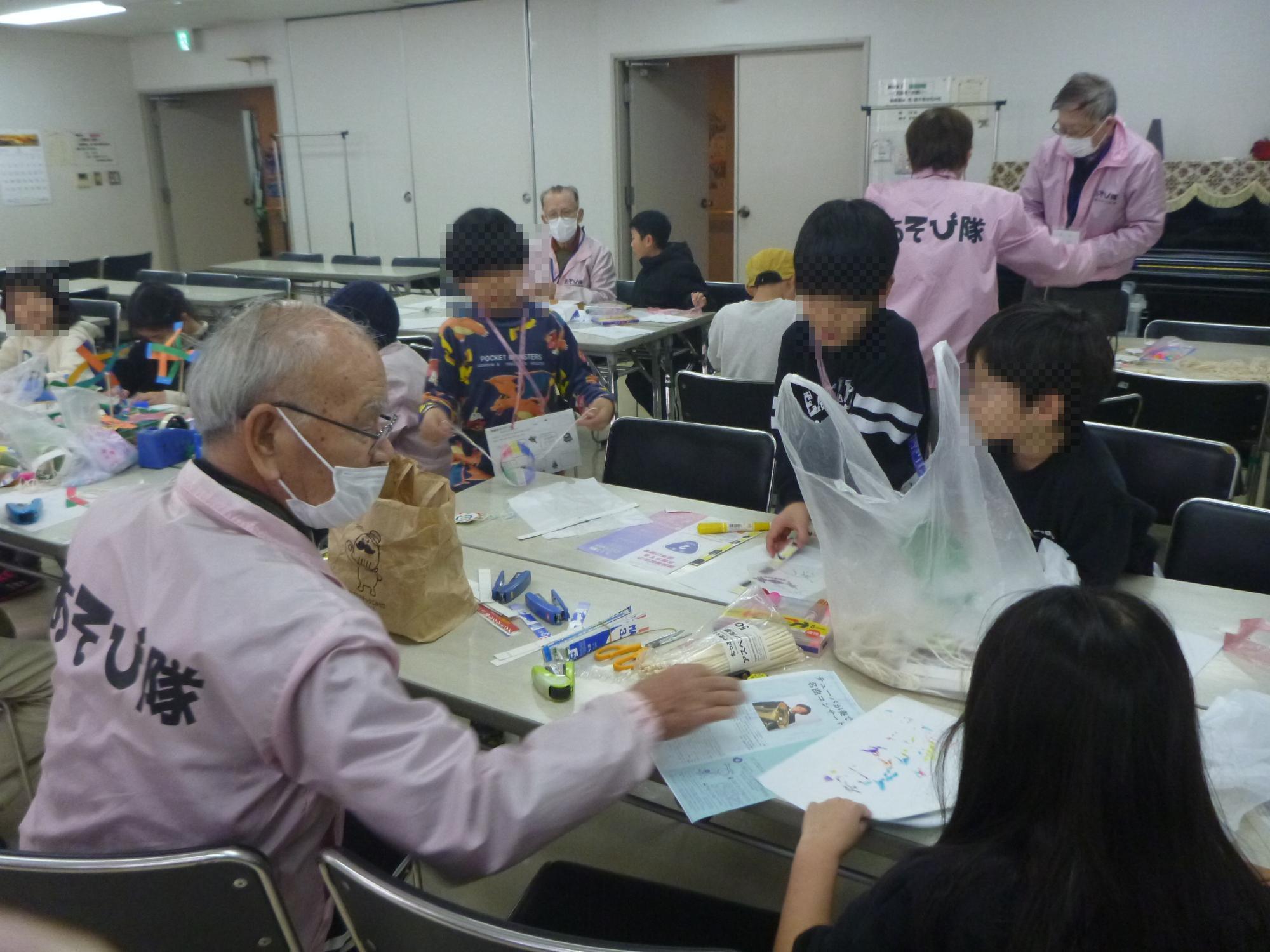 子ども達が風車とブンブンゴマを製作している様子です