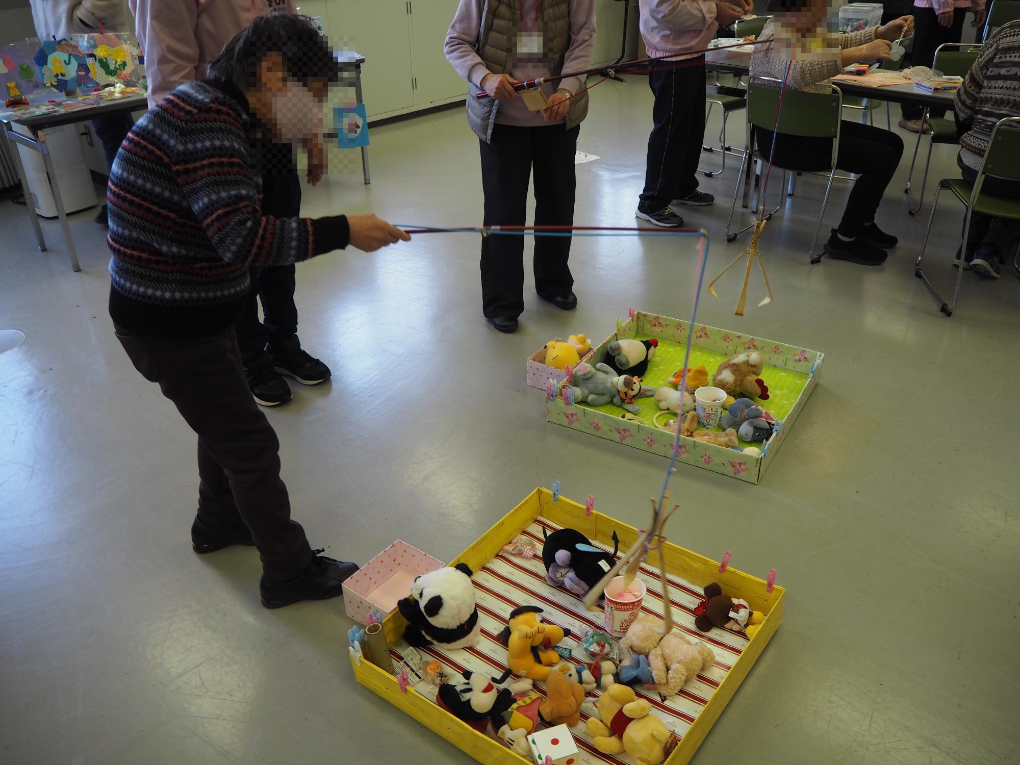 手作りのユーフォ―キャッチャーで遊んでいる様子