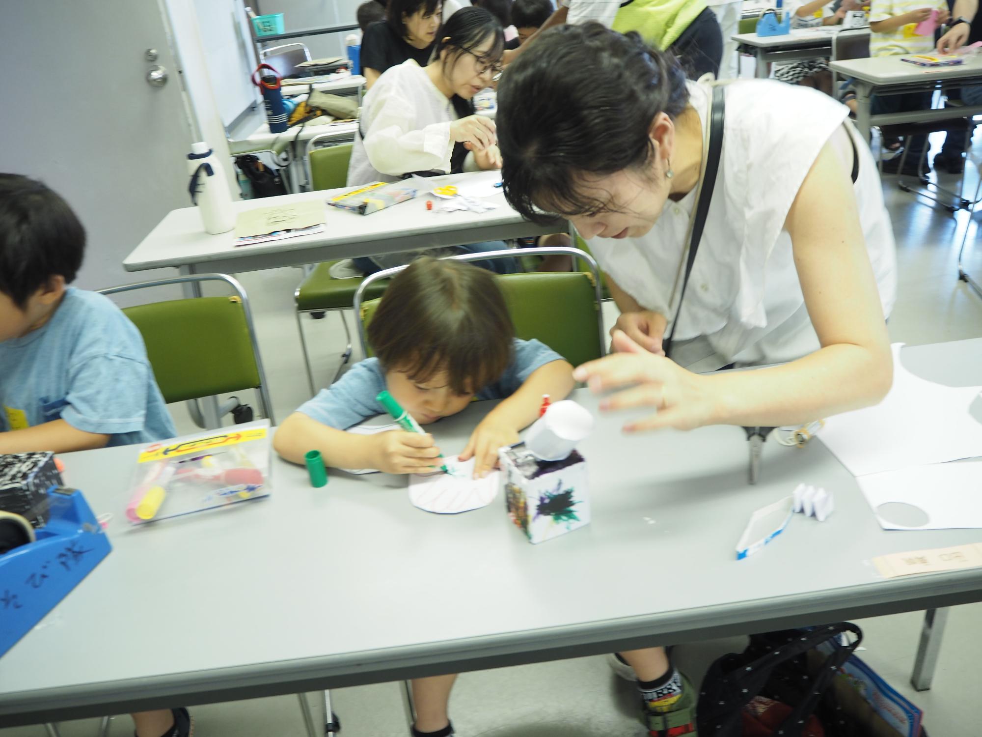 お母さんと作品を一緒に作っている様子