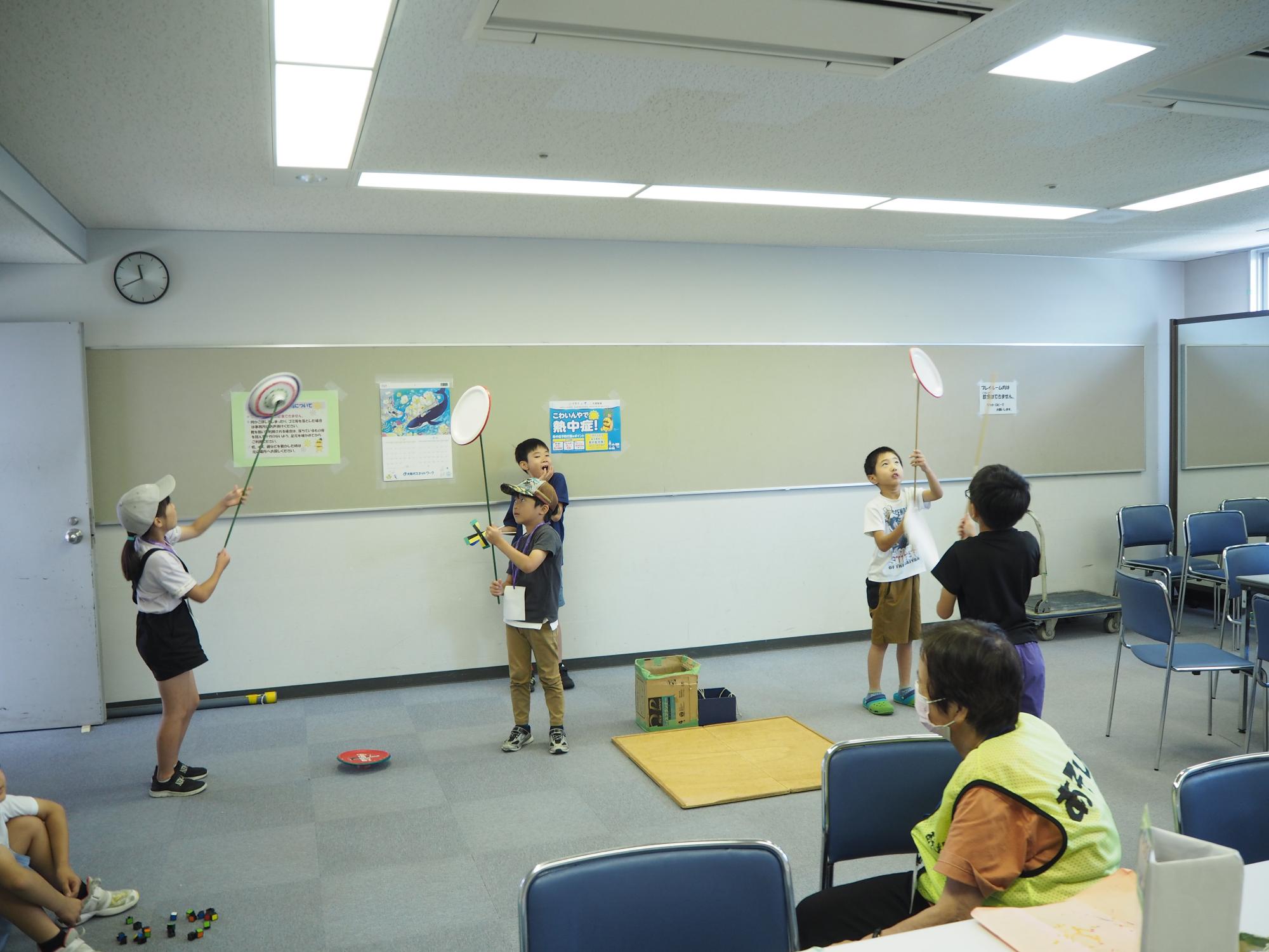 皿回しをしている様子