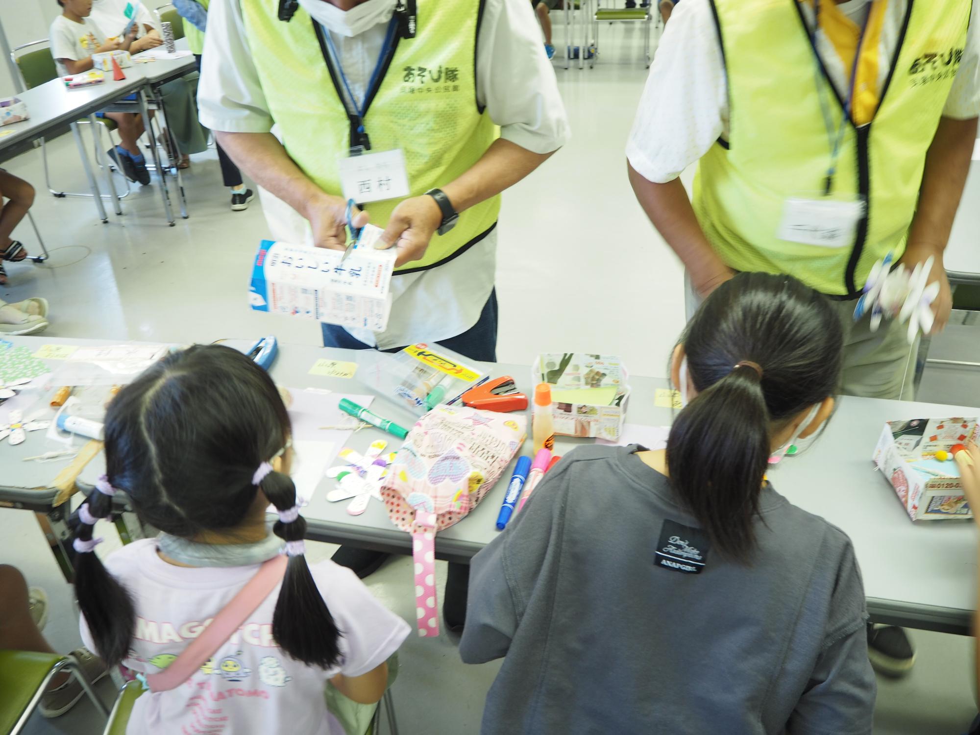 隊員が子どものお手伝いをしている様子