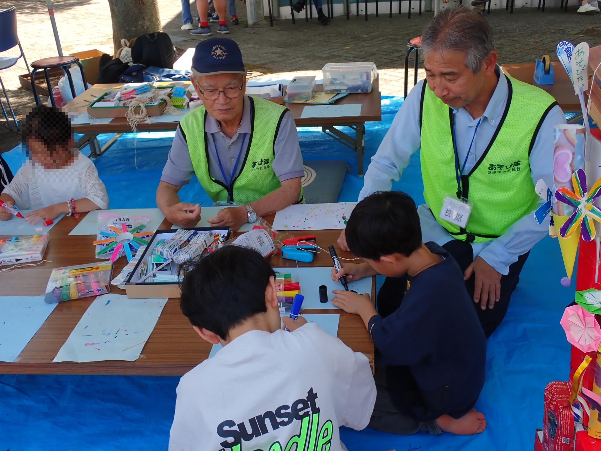 子ども達が風車を製作している様子です