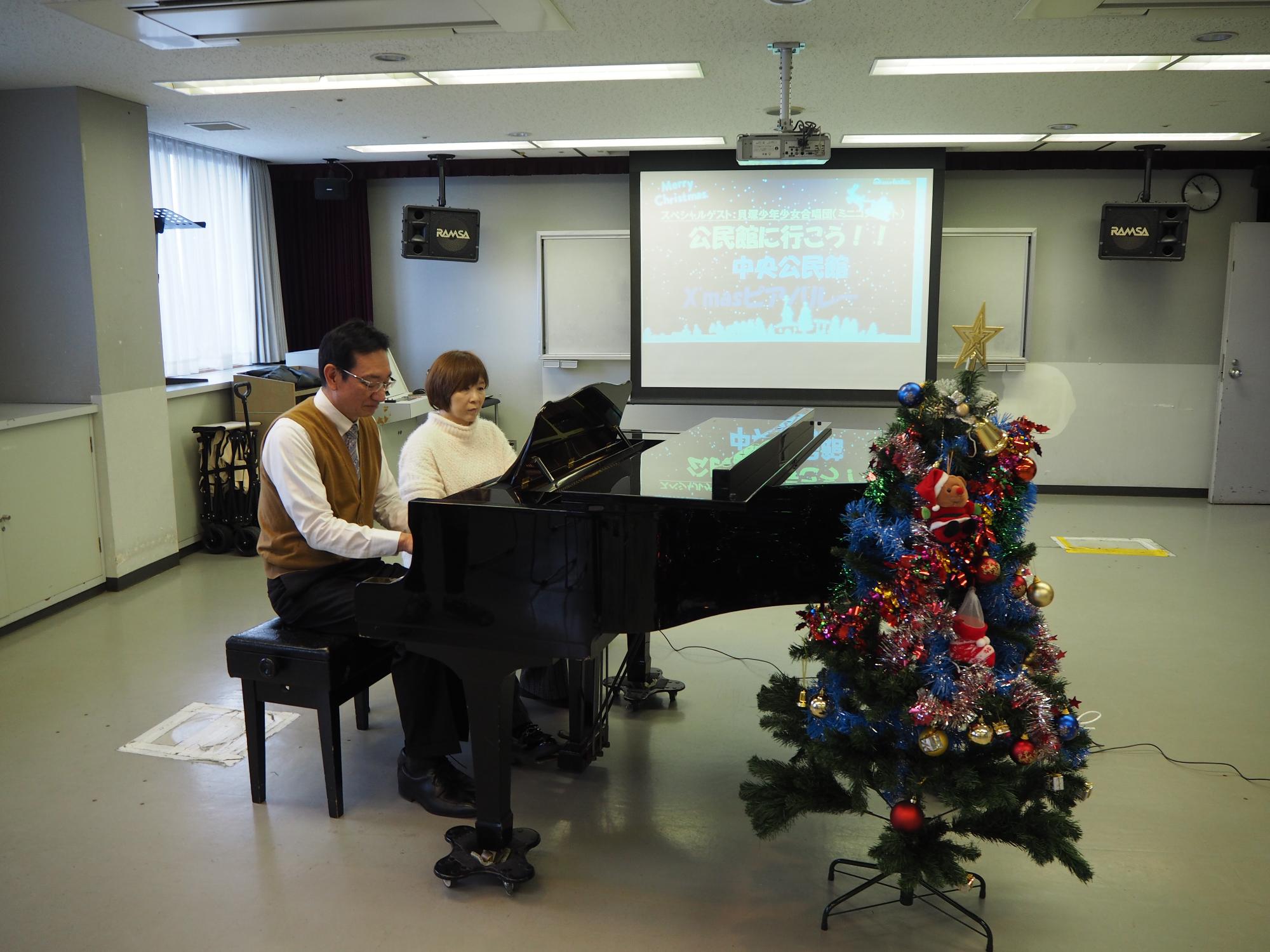 会場でピアノを演奏している様子