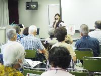 つるかめ大学の講座の様子です  参加者のみなさんが講師のお話を熱心に聞いています