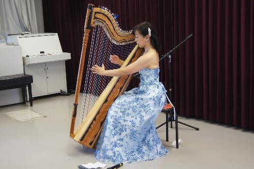 濱口富子さんがハープを演奏する様子です