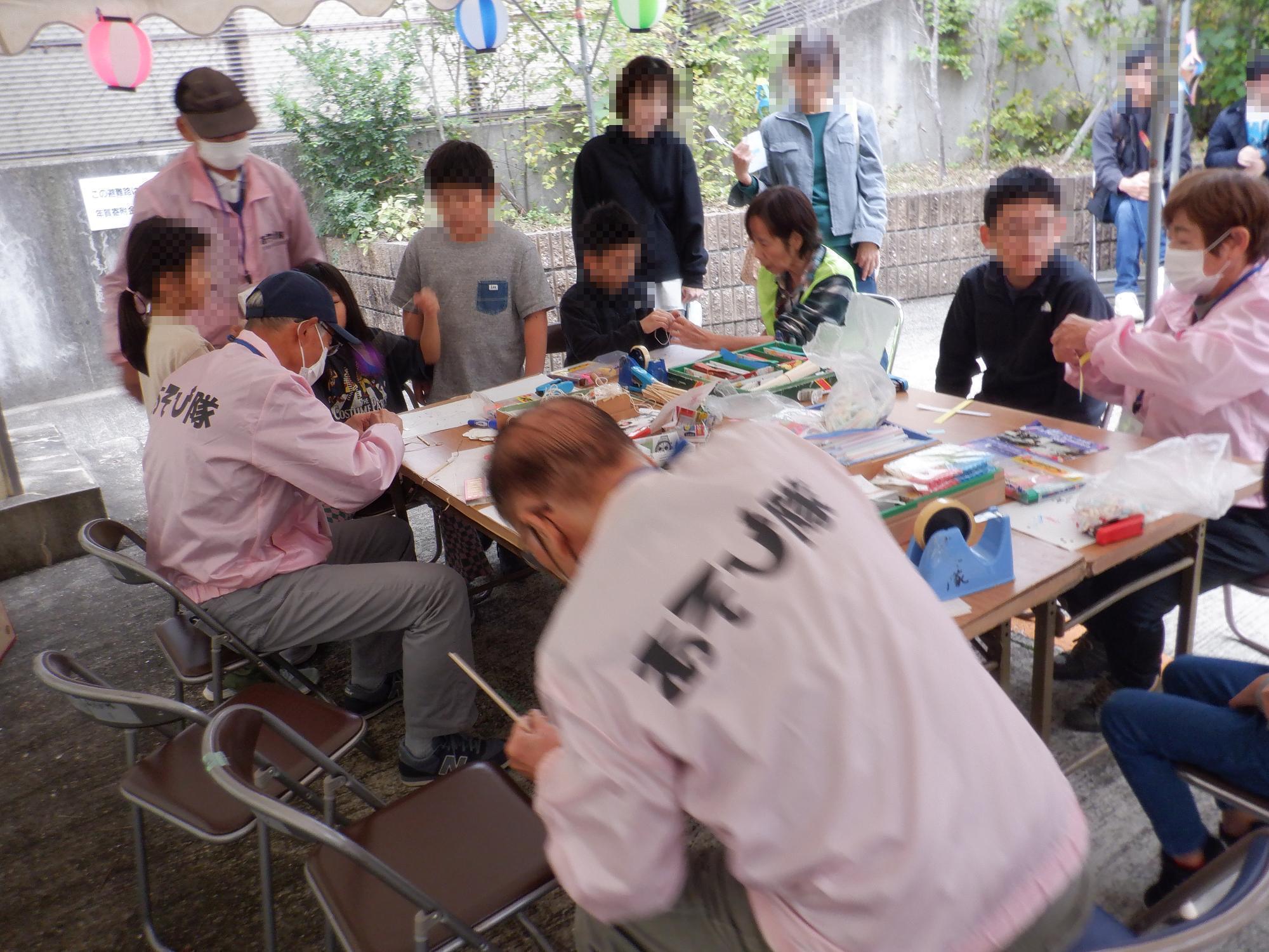 子ども達が風車を製作している様子です