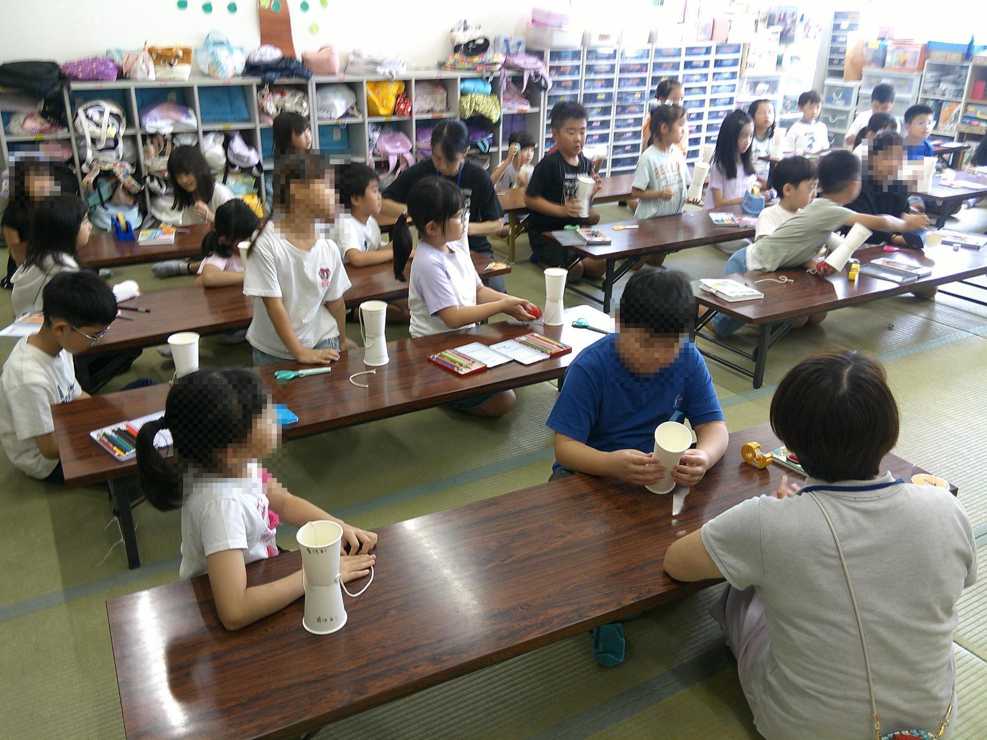 子ども達がコップけん玉を製作している様子です