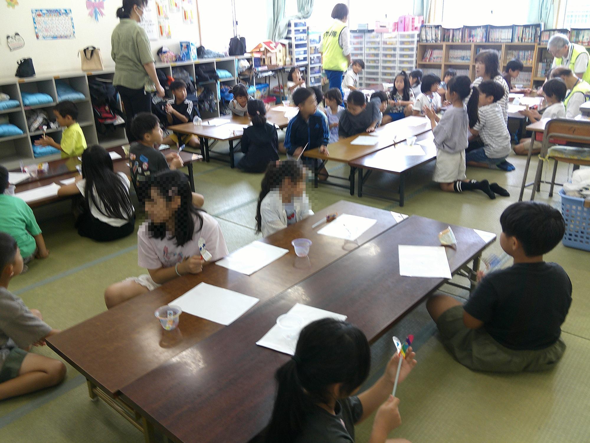 子ども達がストロートンボを製作している様子です