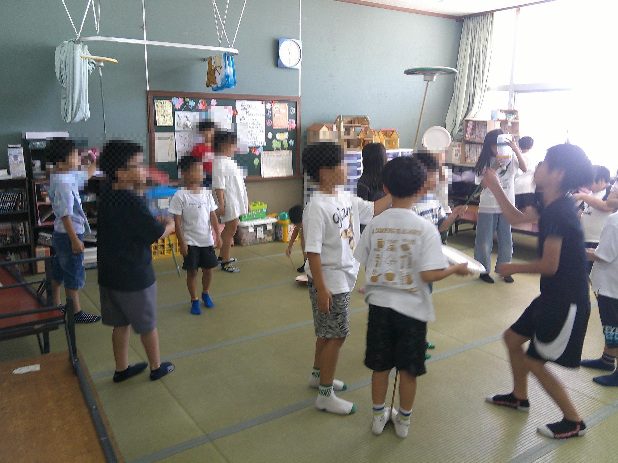 子ども達が皿回しをしている様子です