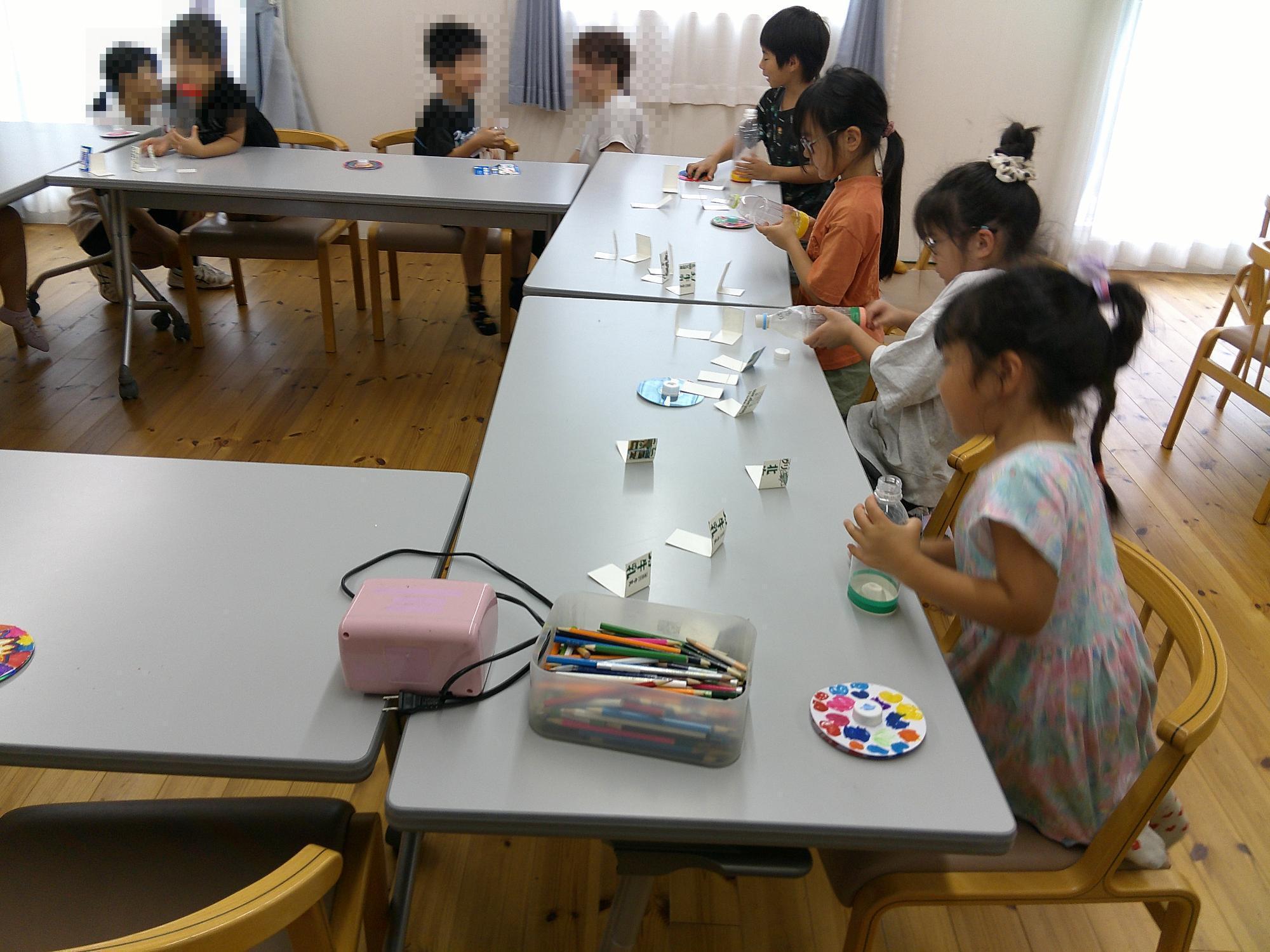 子ども達がCDゴマを製作している様子です